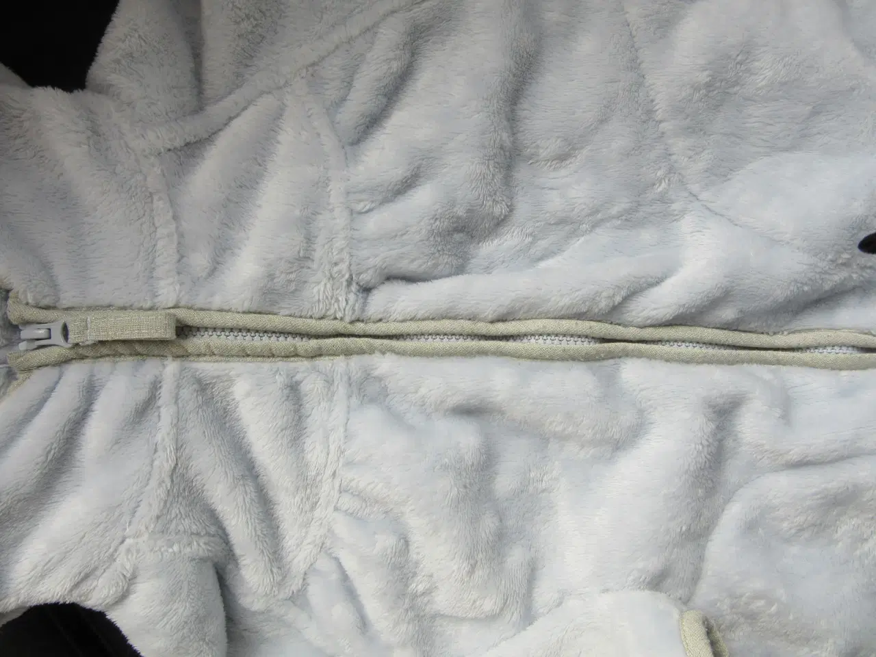 Billede 2 - Pompdelux fleece, lyseblå str. 8 år