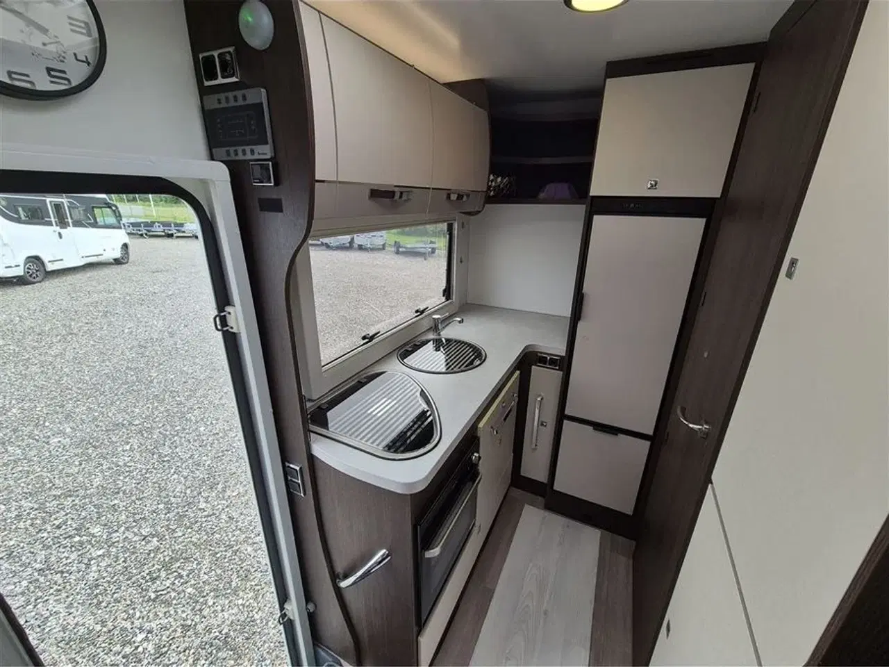 Billede 12 - 2020 - Benimar Tessoro T481   NK Pakke. Automatgear. solceller. markise. Lithium Batteri. Thetford ovn. hæve/sænke cykelstativ. 32 tommer FMT TV.  Fuld service.