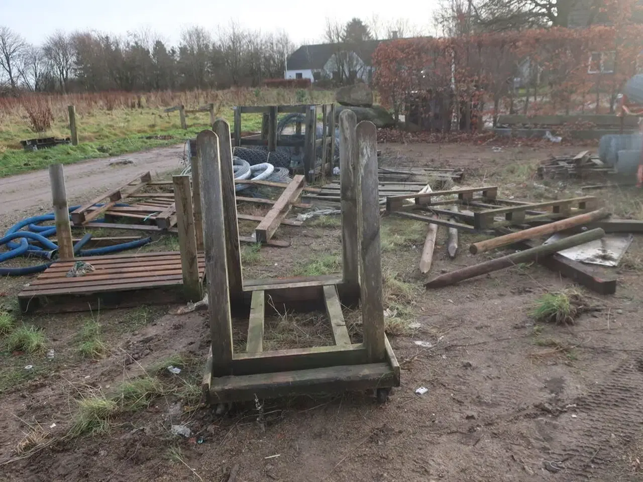 Billede 13 - Bareller, paller med indhold, hegnsstolper m.m.
