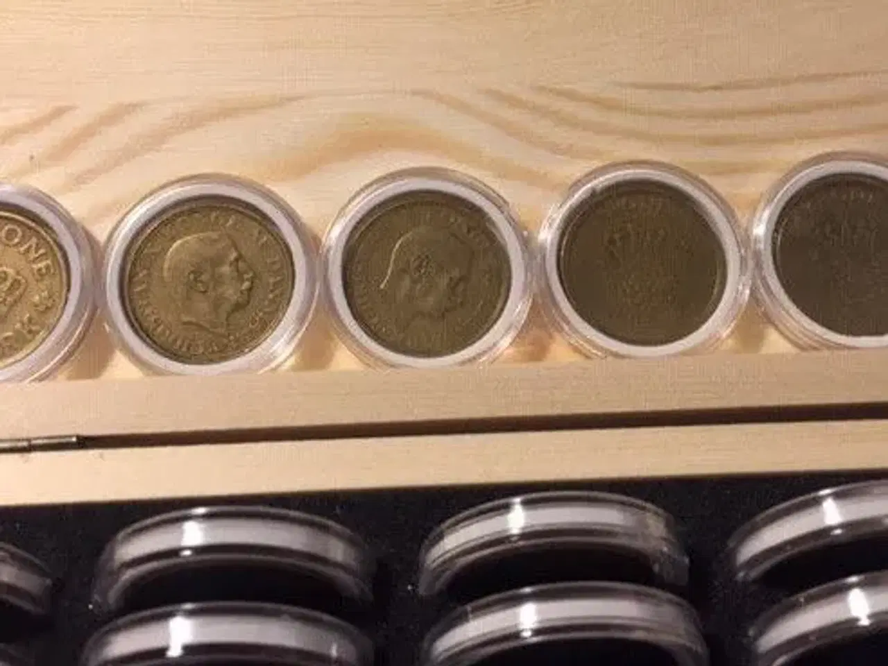 Billede 1 - 50 gule 1 kroner i flot træ æske.