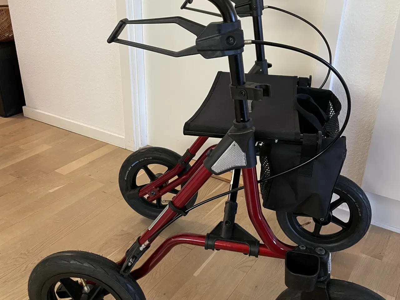 Billede 3 - Solid TAIMA rollator. Store luftfyldte hjul.
