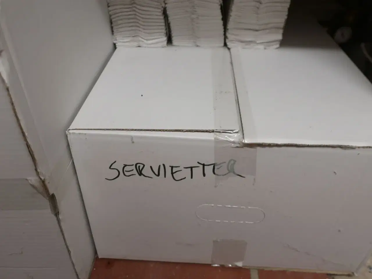 Billede 2 - Indhold på reol af servietter samt regøringsartikler
