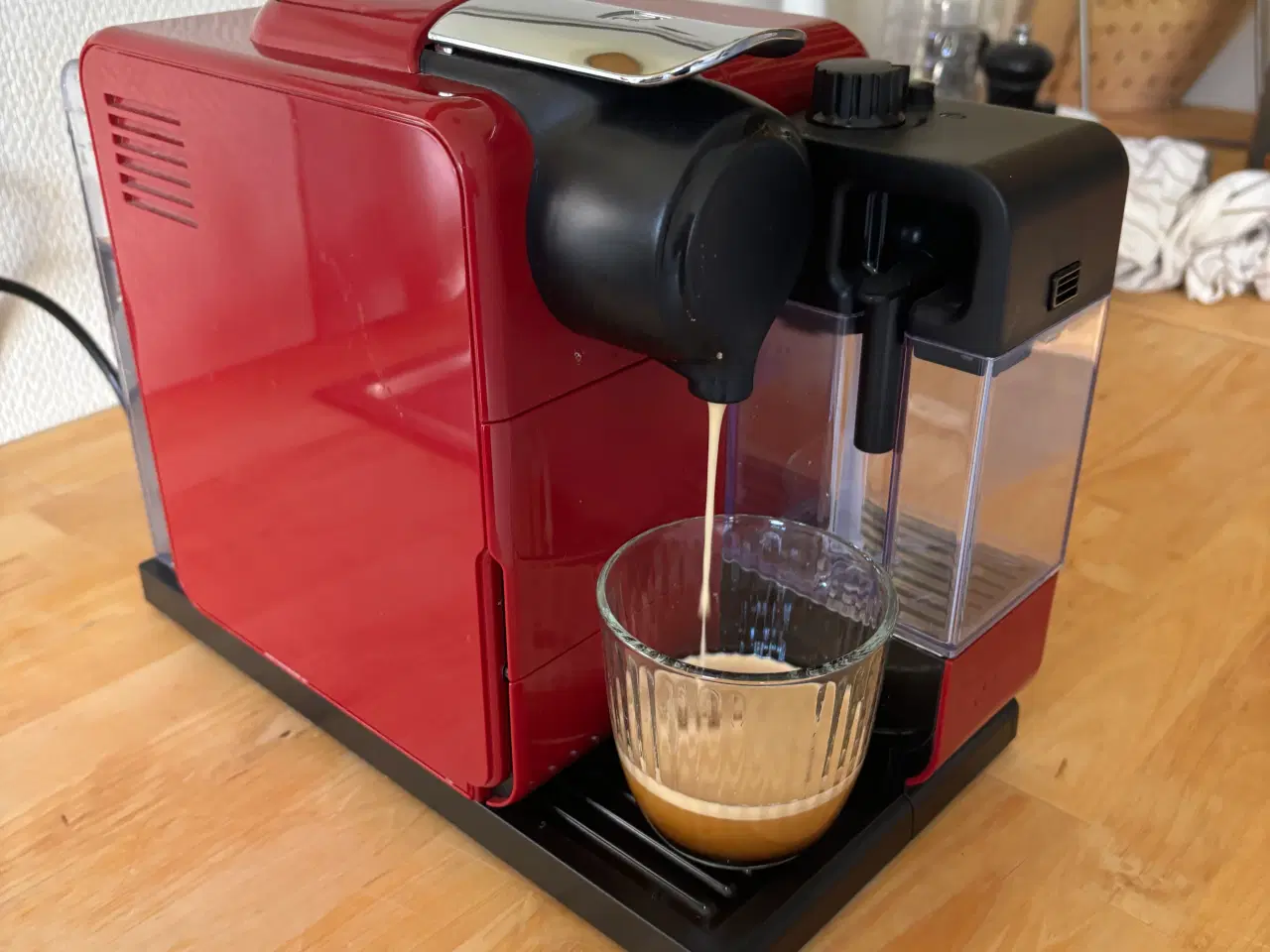 Billede 2 -  Nespresso DeLonghi kapselmaskine, mælkebeholder