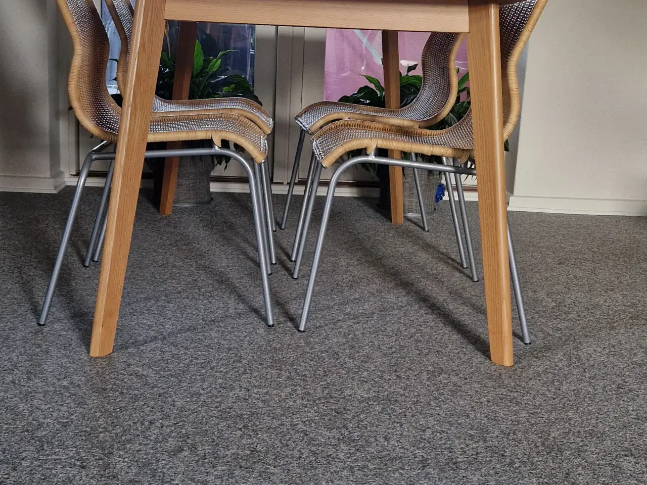 Billede 2 - TILBUD spisebord med 4 stole