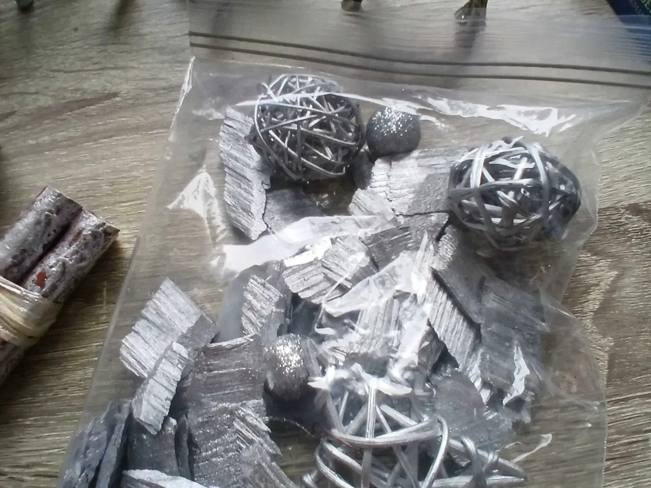 Billede 3 - Forskelligt julepynt sælges samlet.