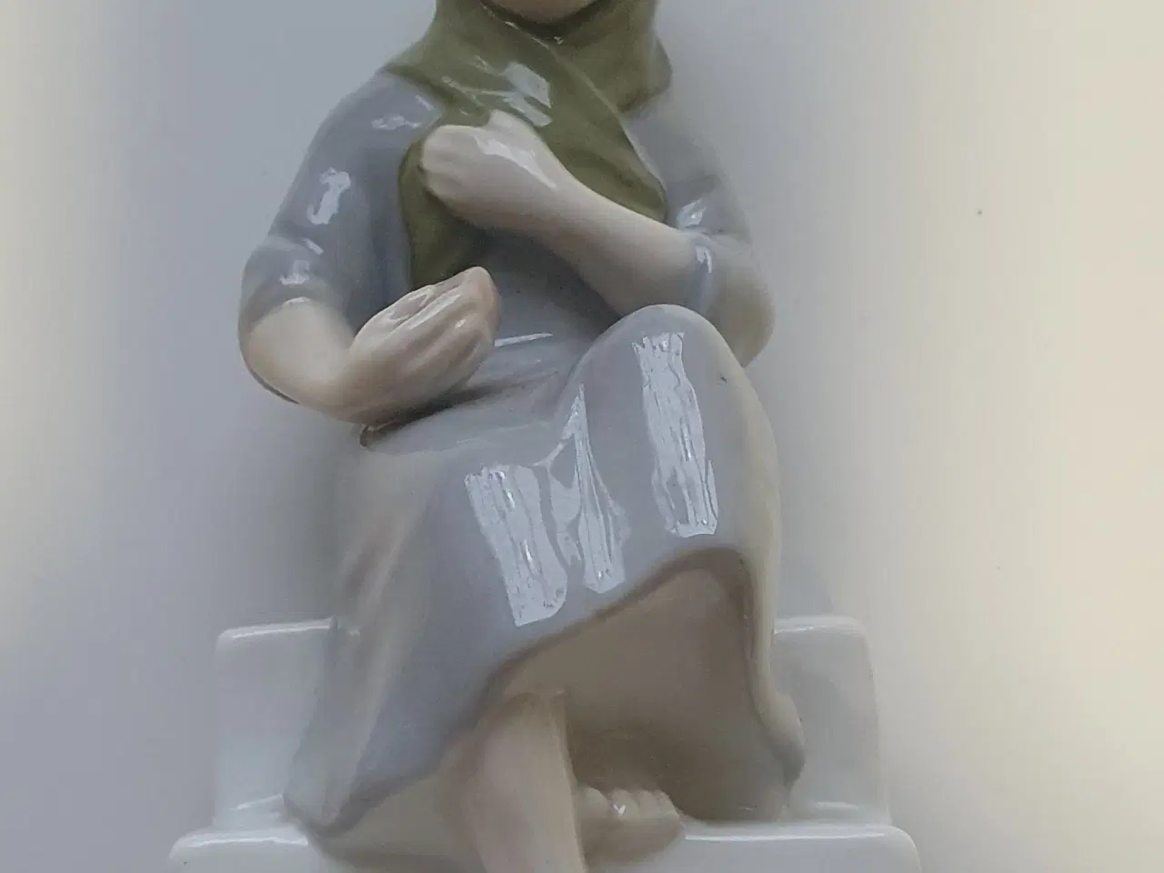 Billede 1 - Porcelænsfigur - Kvinde sidder på trappe barfodet