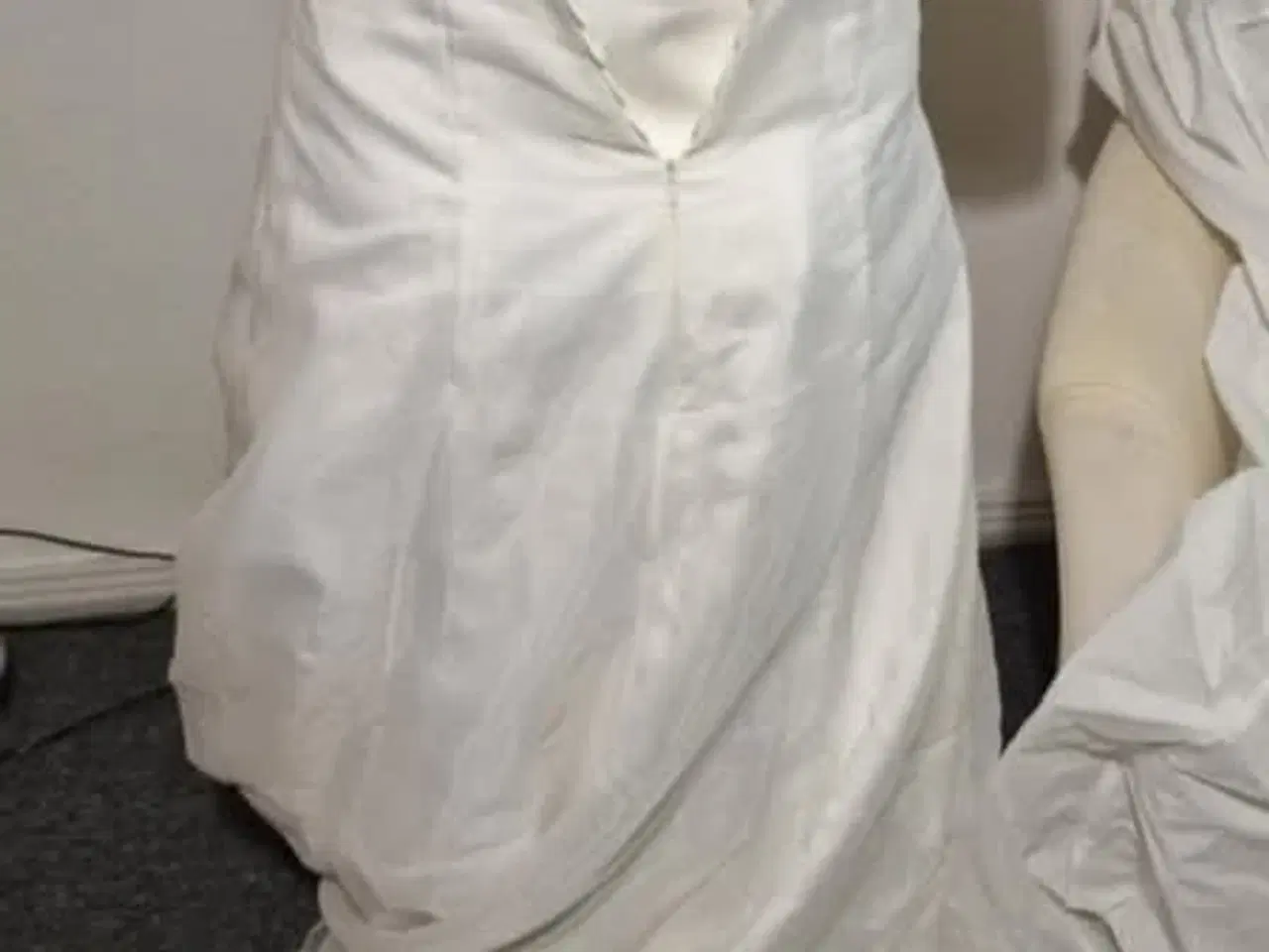 Billede 5 - LILLY Brudekjole str. L (40–42) – Som ny 