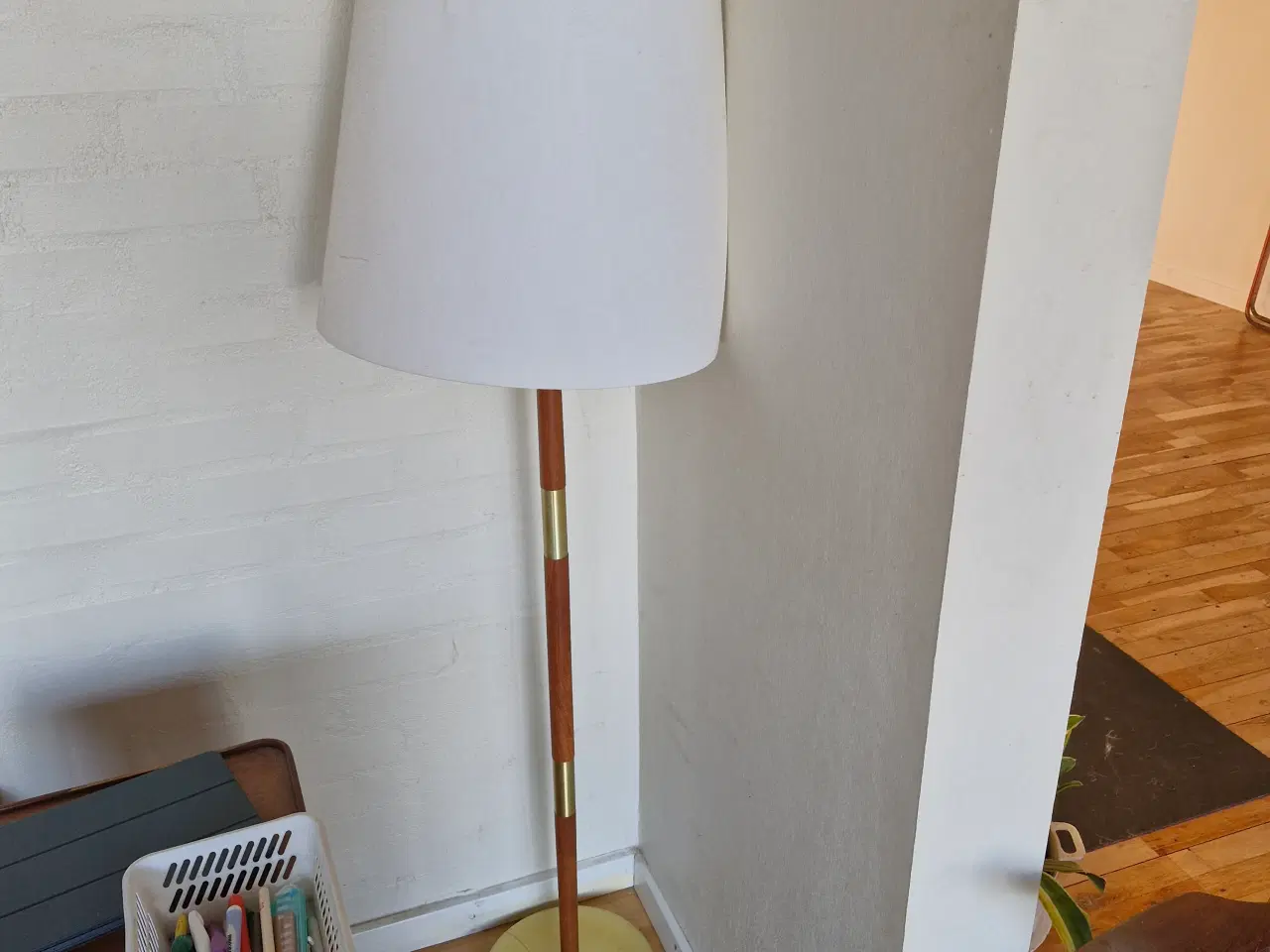 Billede 2 - Standerlampe I teaktræ/messing/"guld"