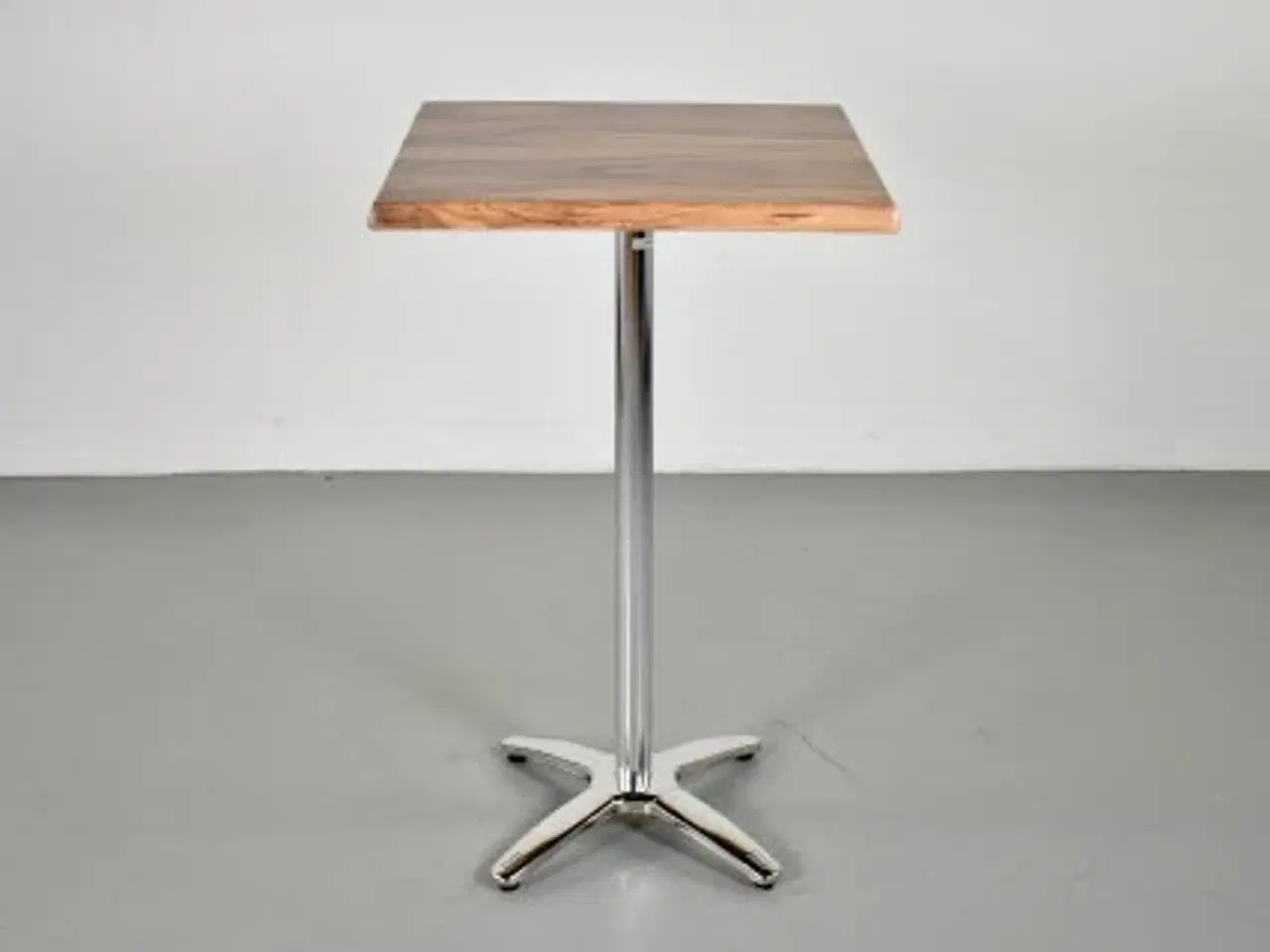Billede 3 - Højt cafébord med egestruktur og stel af poleret aluminium