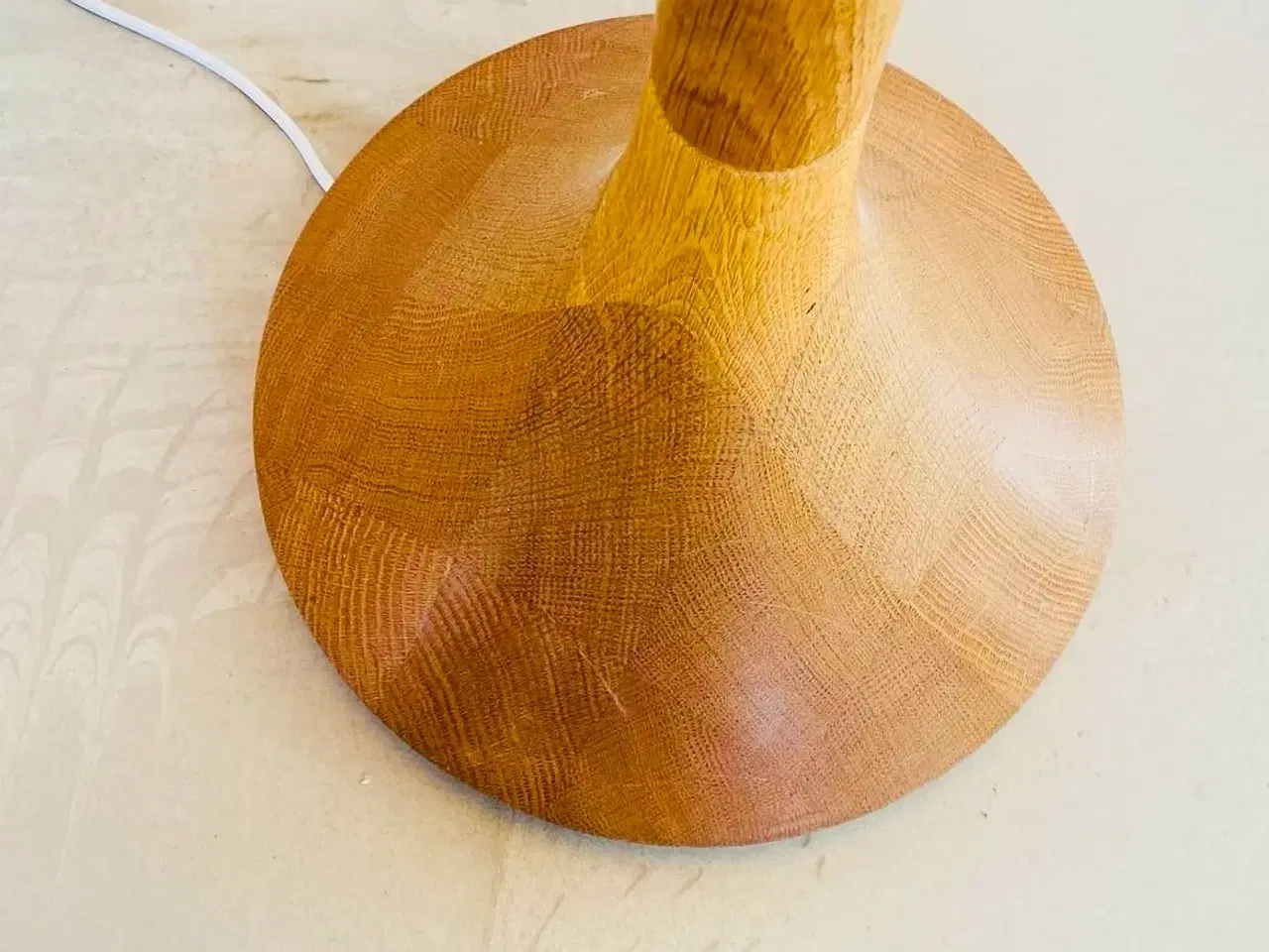 Billede 2 - Lisbeth Brams, gulvlampe. Massiv Egetræ