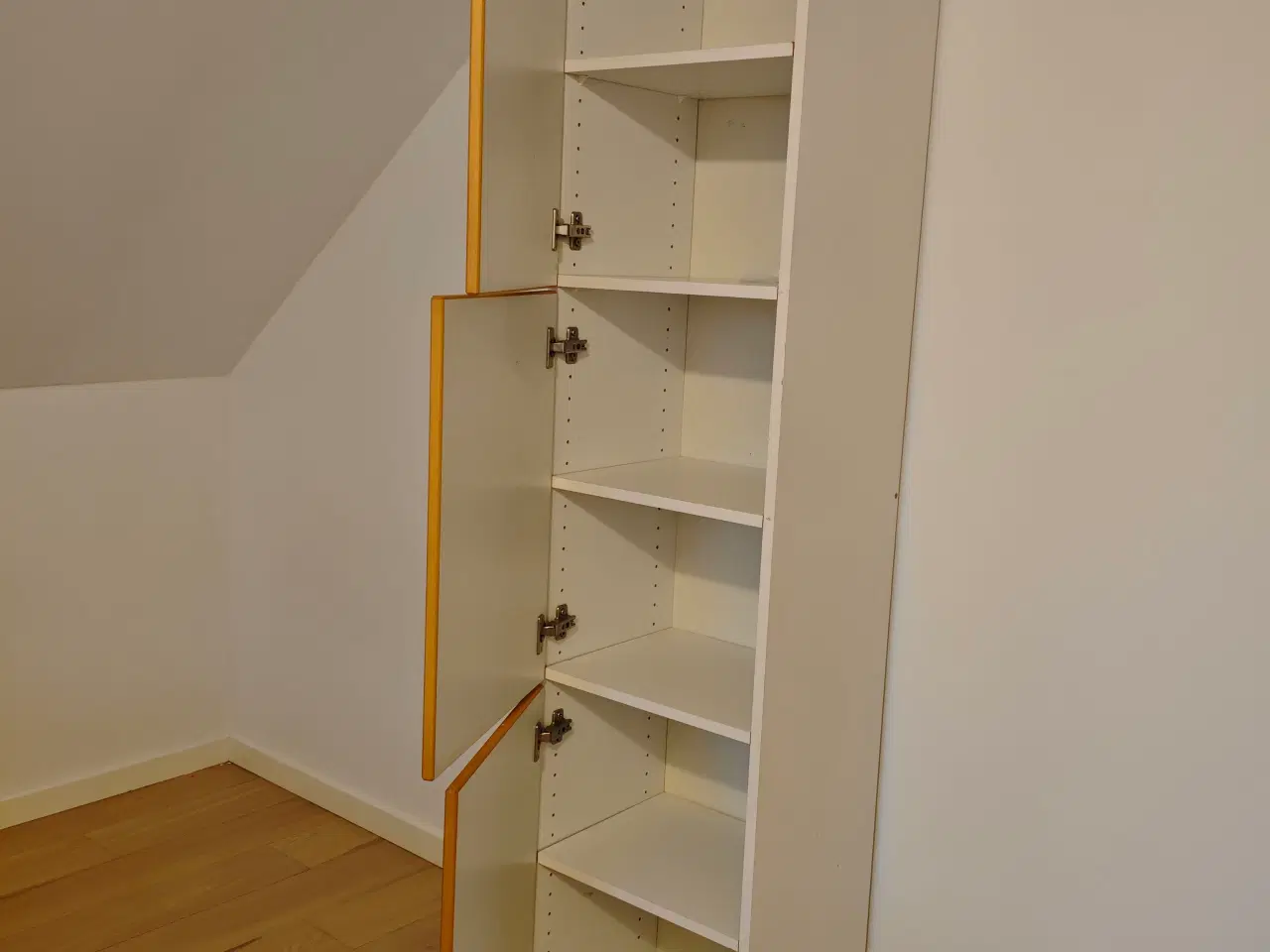 Billede 2 - Væggereol /væggeskab med låg 