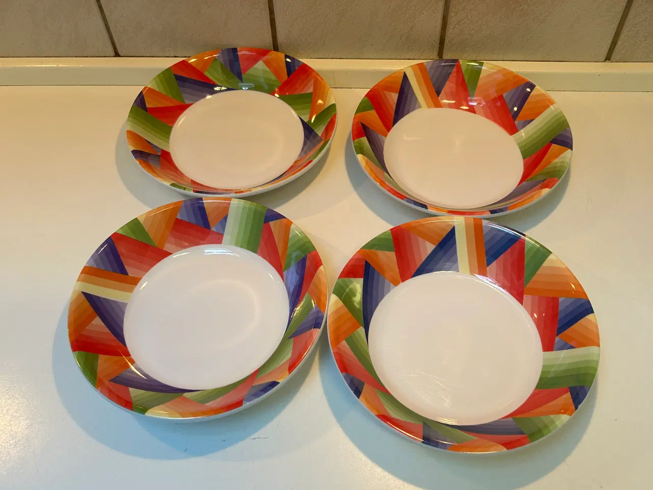 Billede 3 - 4 flade og 4 dybe tallerkner med mønster