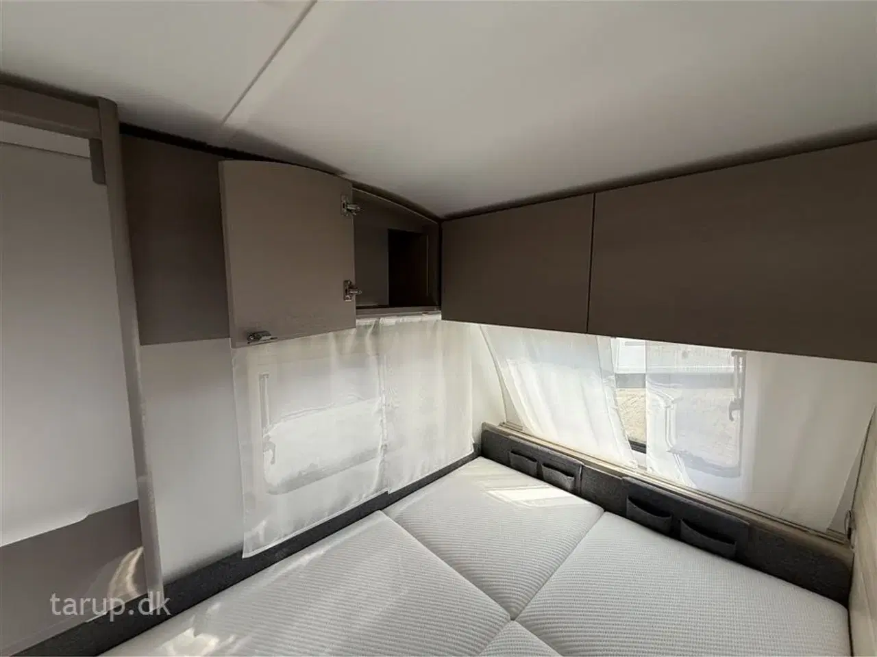 Billede 14 - 2026 - Adria Altea 432 PX   Dobbeltseng, Truma blæservarme, gulvvarme, 90 l. køleskab m/ fryser, hjulafdækning, stabilisator