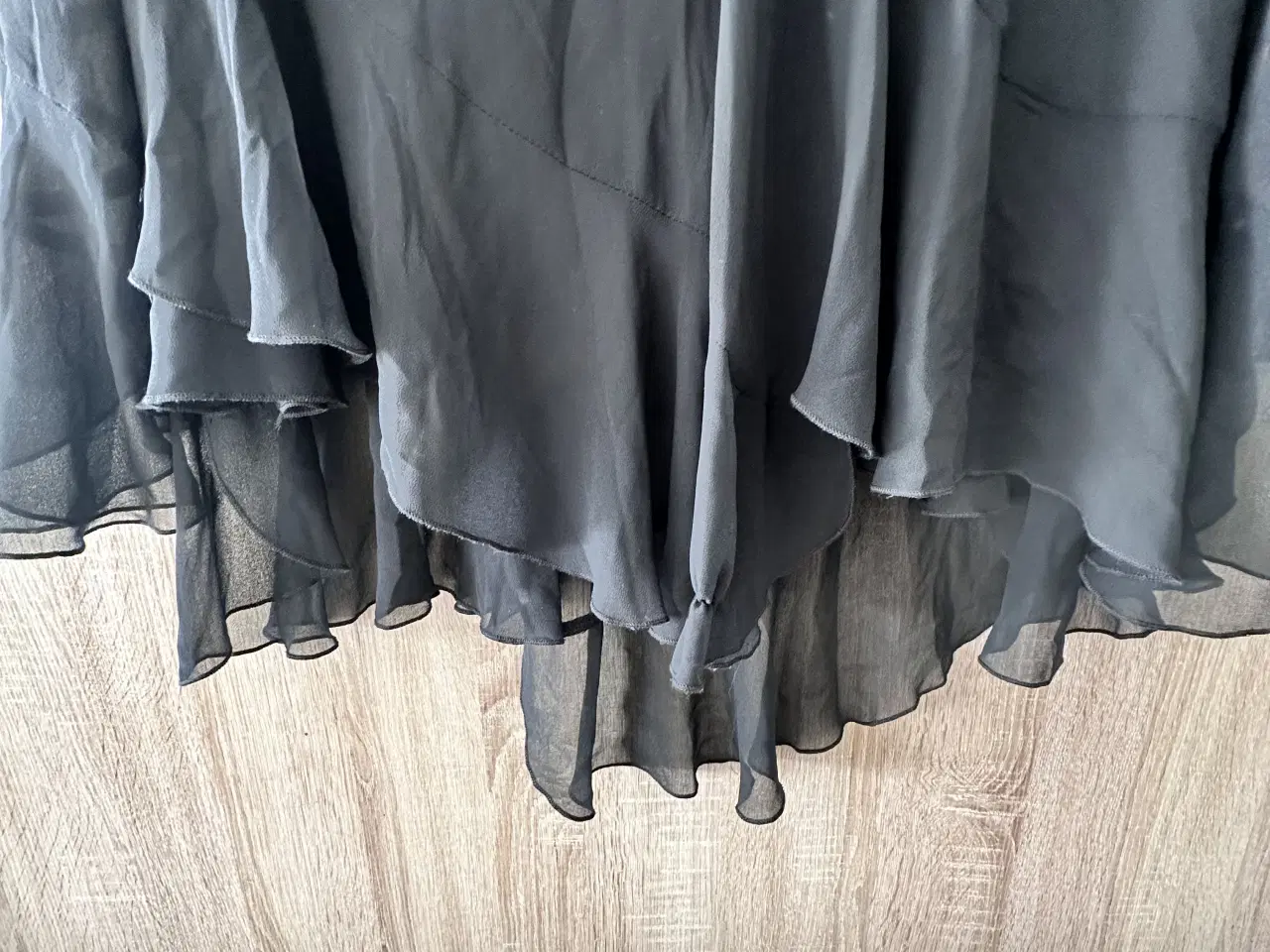 Billede 6 - Sort elegant nederdel med fine detaljer str. xxl