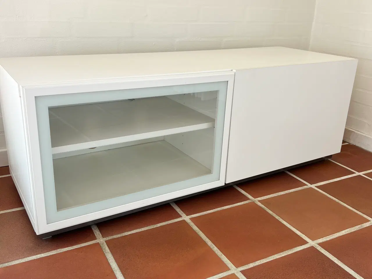 Billede 1 - TV skænk med glaslåge og hvid låge
