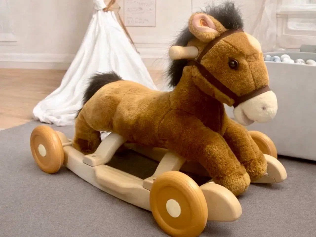 Billede 2 - 2-i-1 Gyngehest Med Hjul