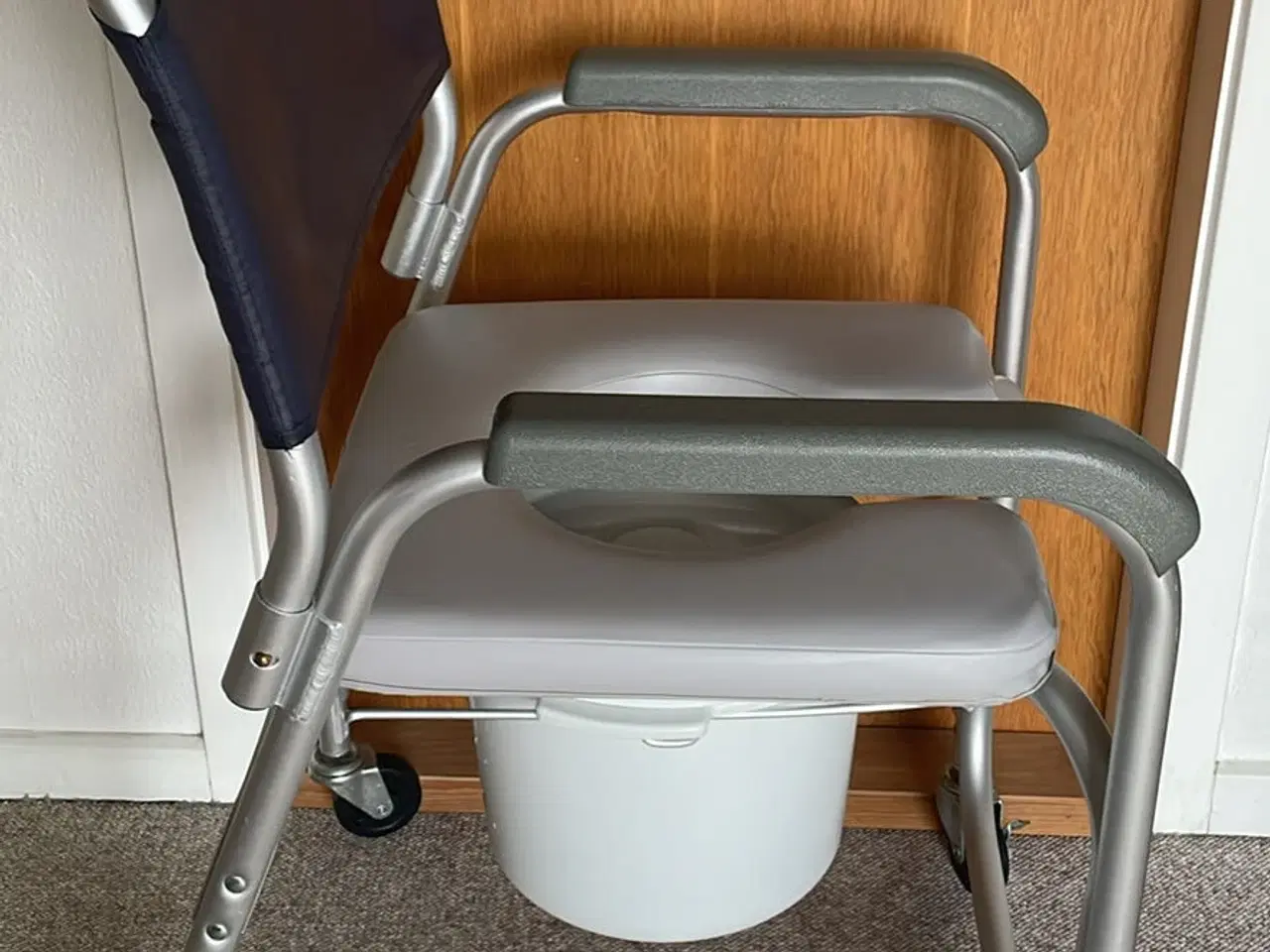 Billede 2 - Toiletstol med tilbehør