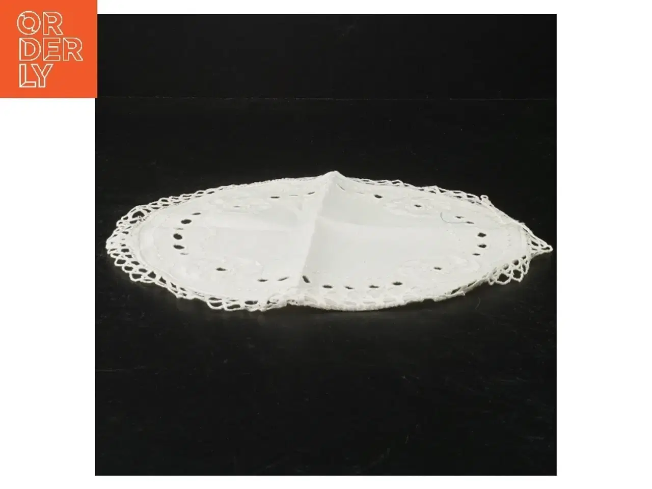 Billede 2 - Hvidt broderet dækkeserviet (str. Ø. 25 cm)