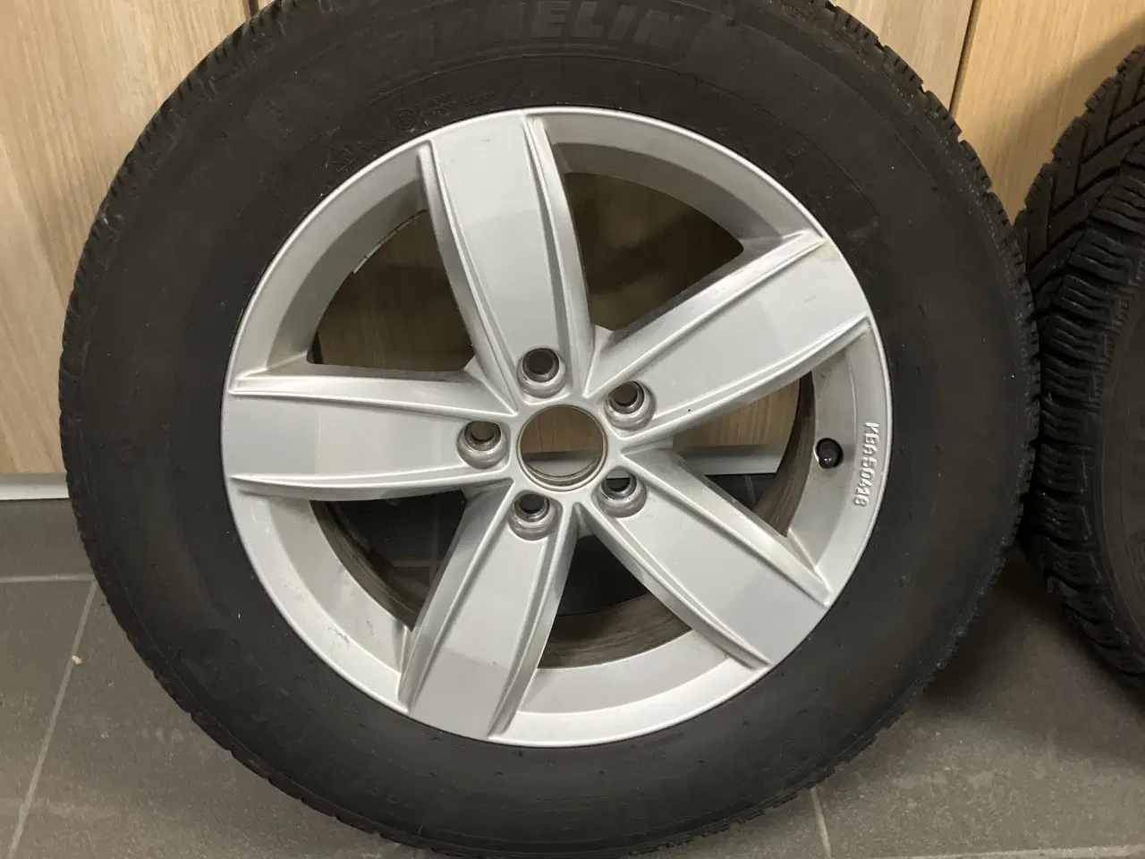 Billede 2 -  Orginale Vw alufælge 5 x 100 med Vinterdæk 