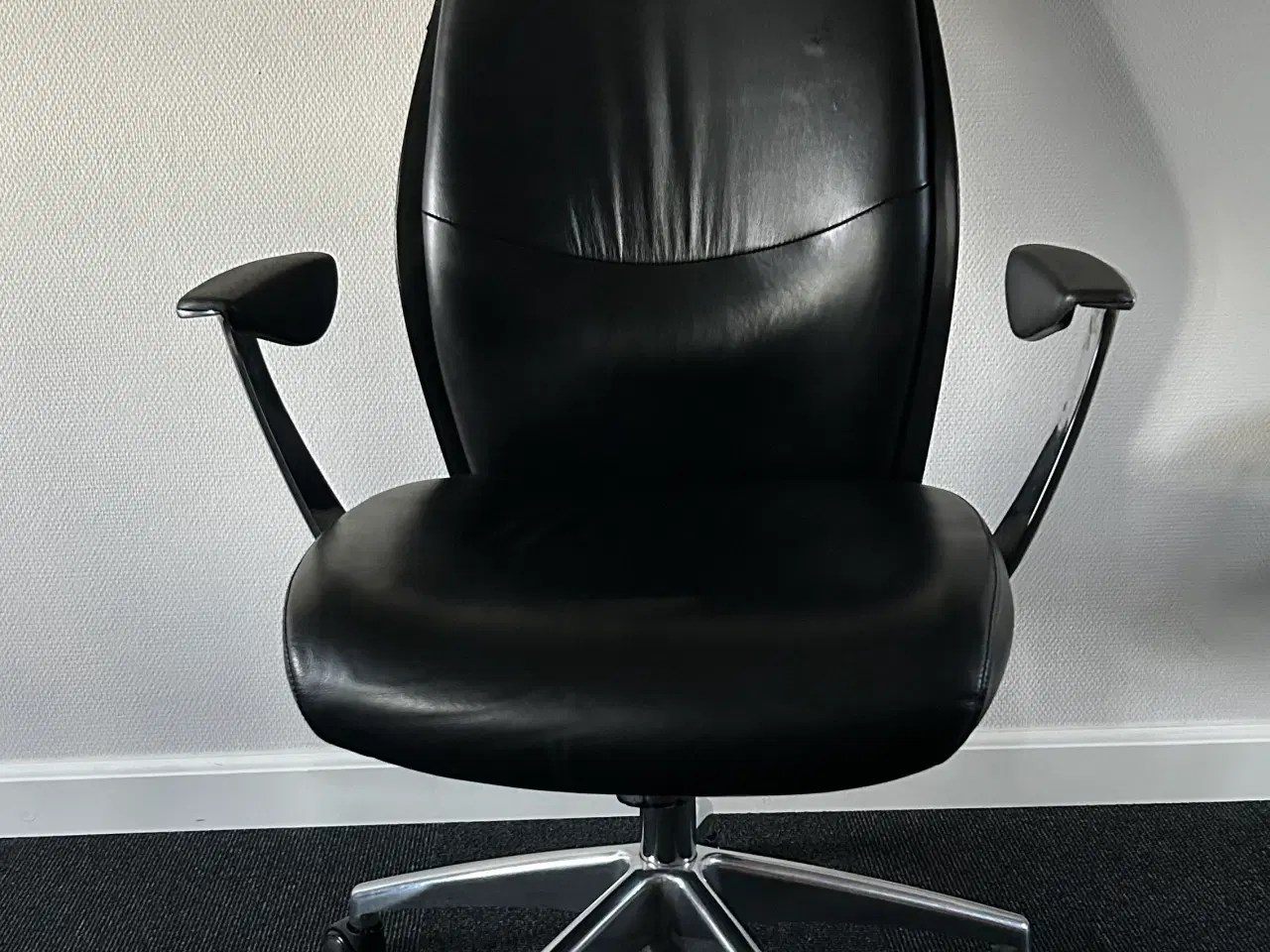 Billede 1 - Kvalitetskontorstol i sort skind. 