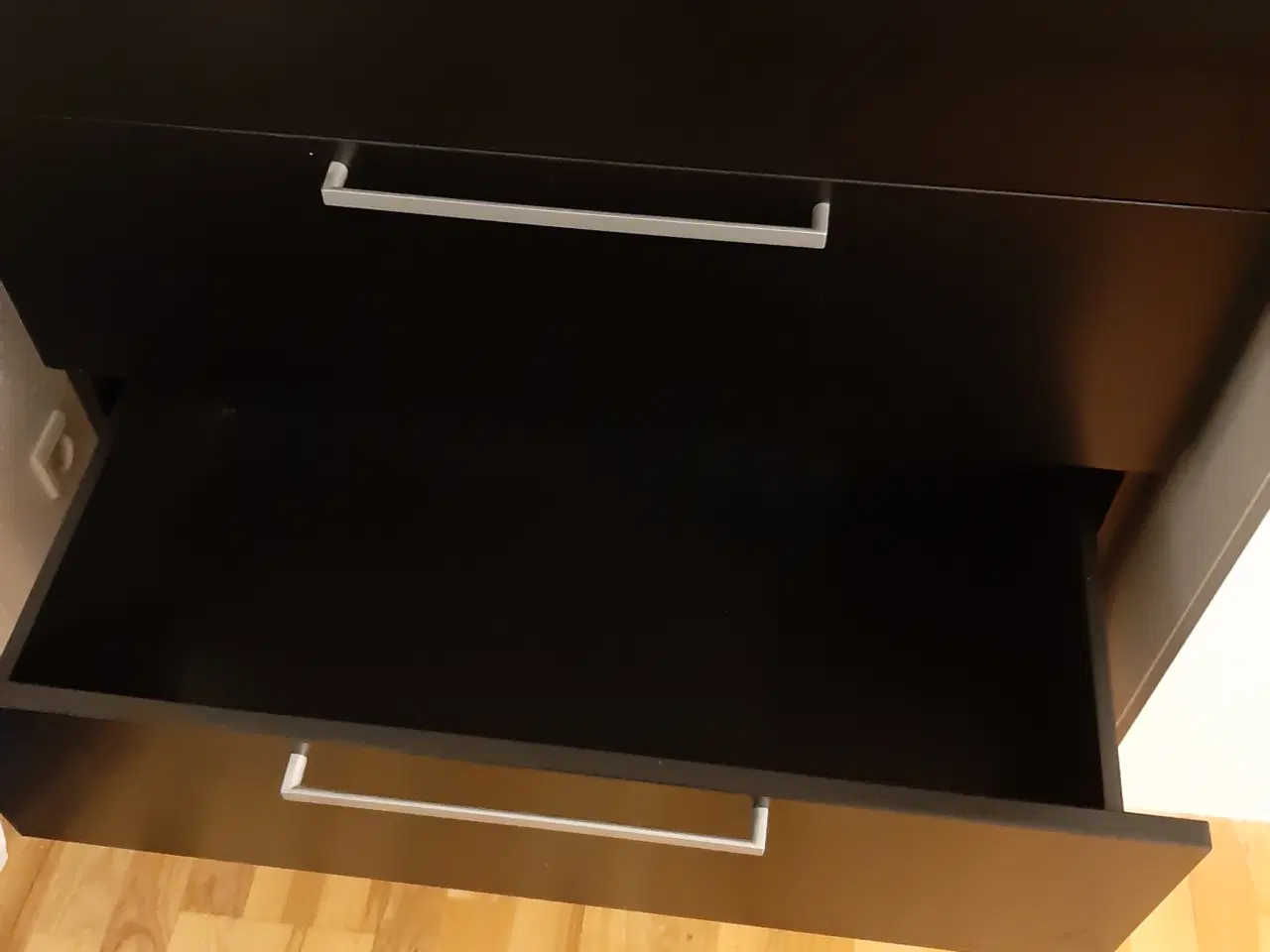 Billede 2 - Kommode sort med 4 skuffer