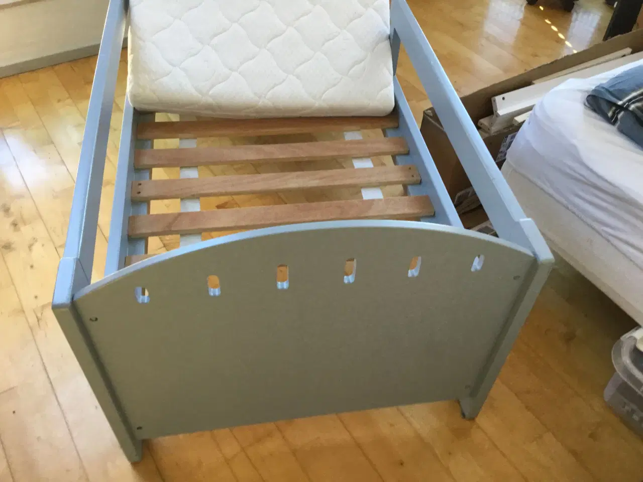 Billede 2 - Junior seng med Madres 140 + 70+10 cm.