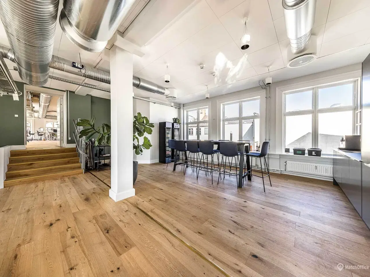 Billede 1 - Nyistandsat kontorlejemål i klassisk københavnerejendom – Fantastisk udsigt over byens tage og tårne