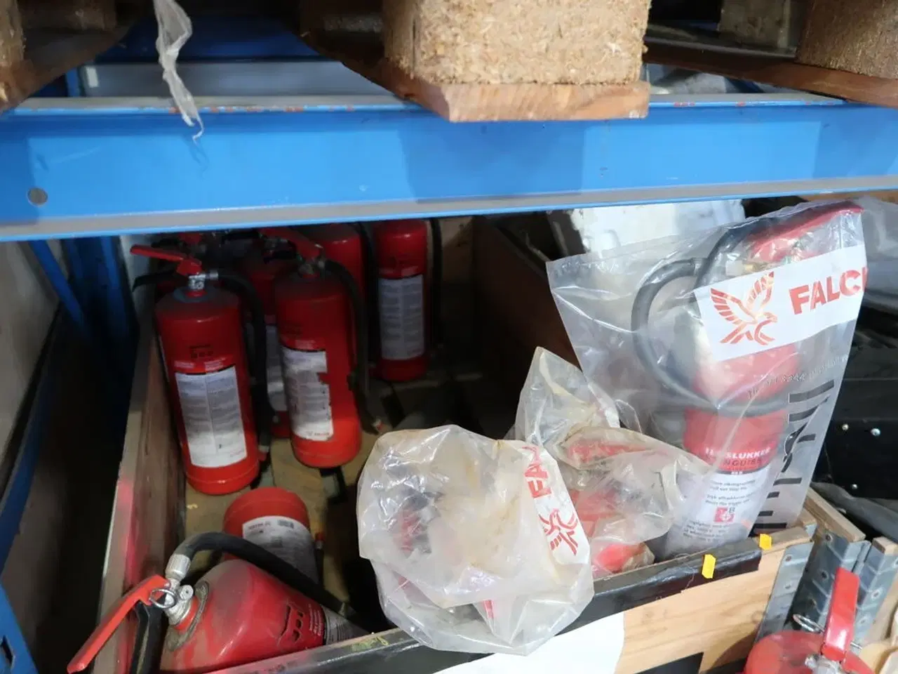 Billede 3 - Palle med div. Pulverslukkere m.m.