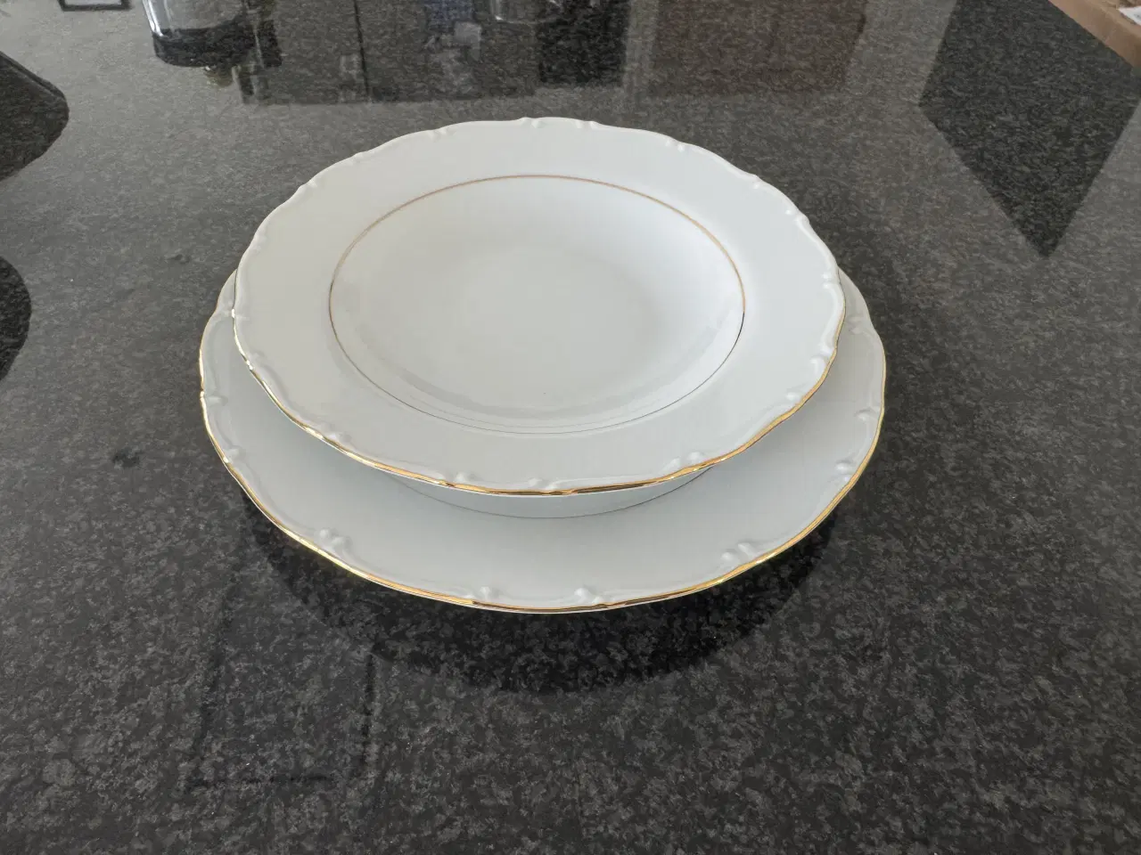 Billede 4 - Spisestel hvid med guldkant til 12 pers. 