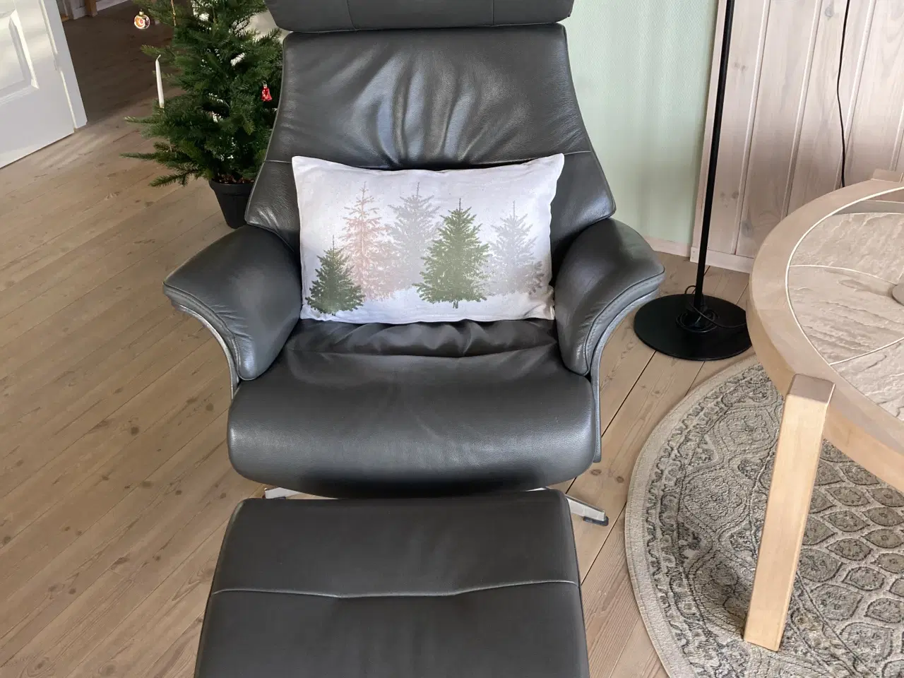 Billede 3 - Flotte gråblå læderstole med fodskammel