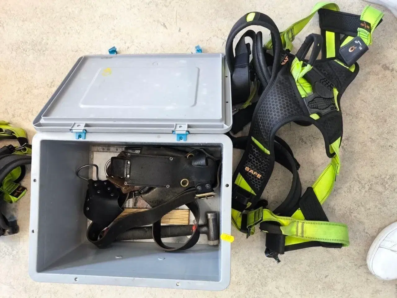 Billede 1 - Kasse m. sikringsgrej samt div.