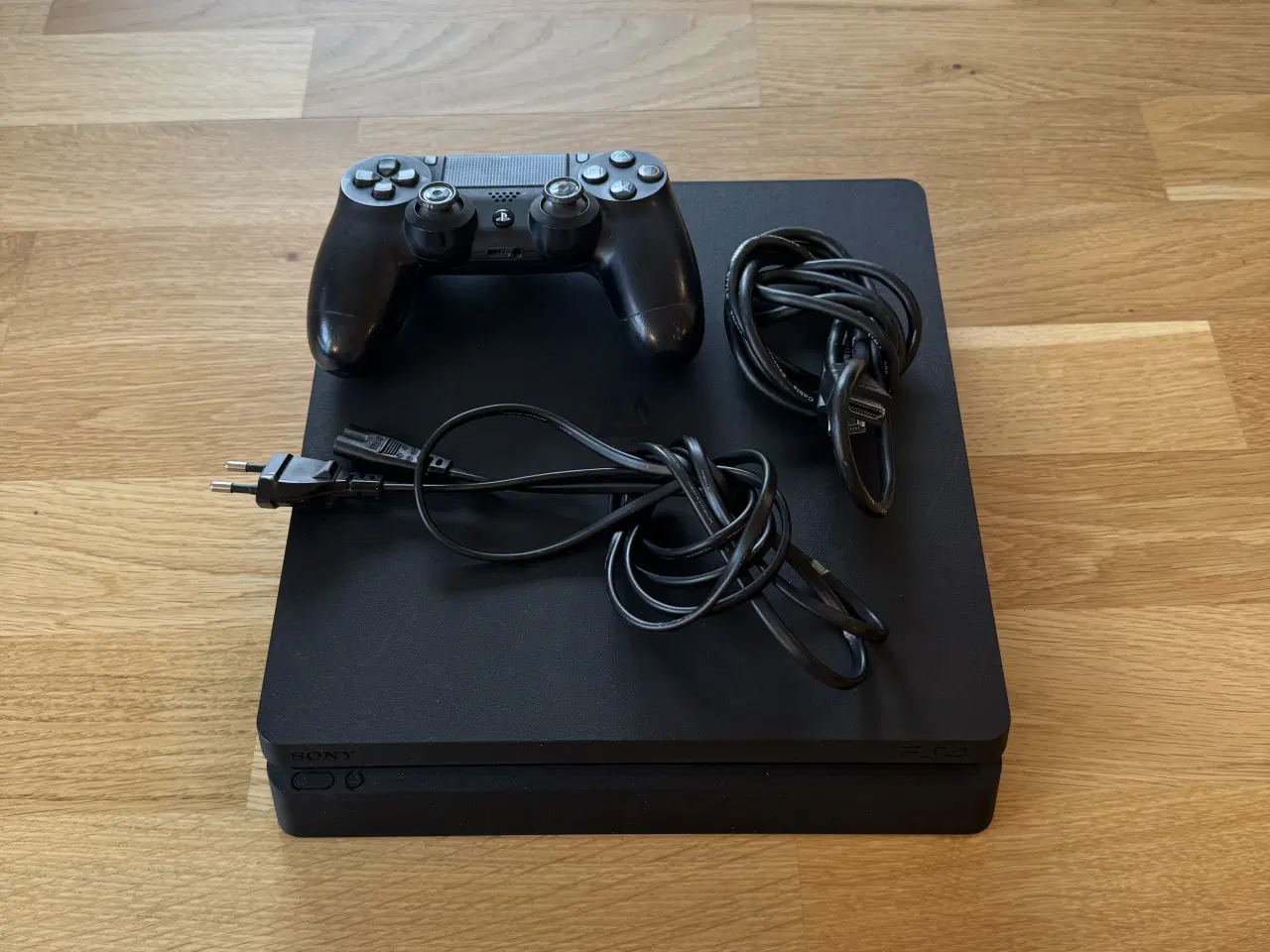 Billede 1 - PS4 Slim + Controller + Alle kabler – Plug & Play