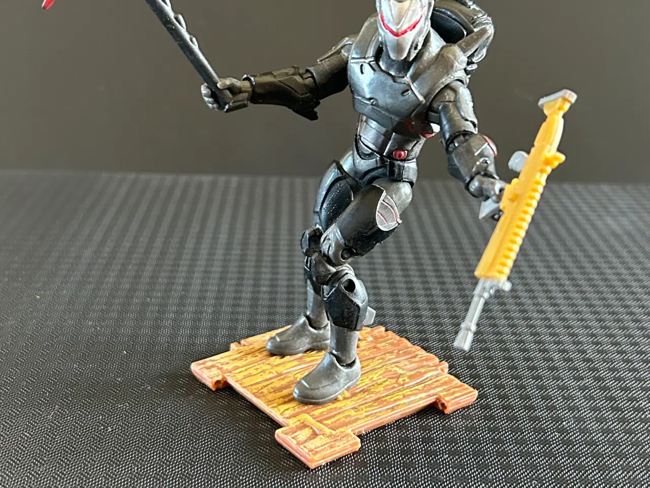 Billede 3 - 5 Fortnite figurer, 1 kiste, våben og byggeplader