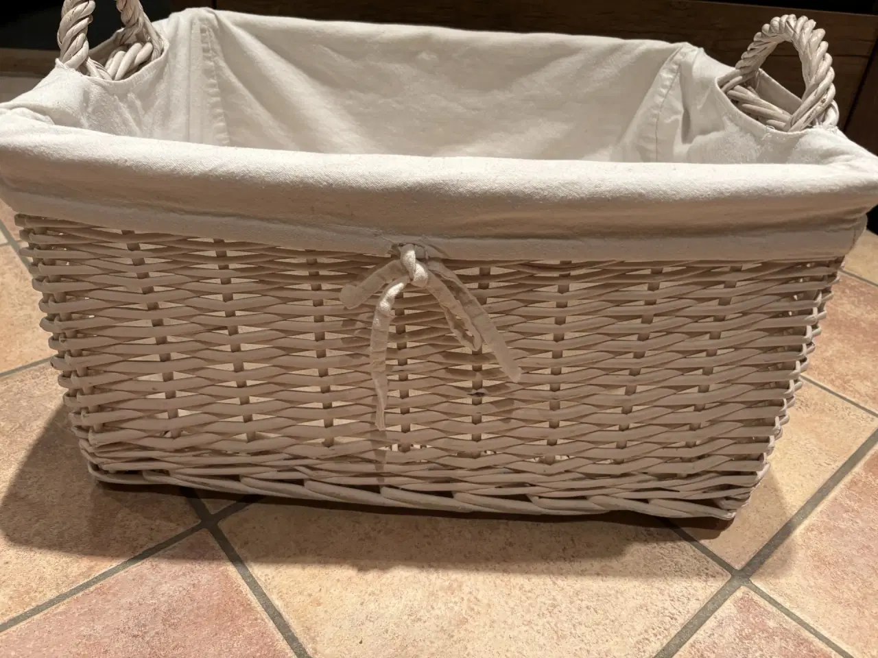 Billede 1 - Opbevarings kurv- hvid kurv i flet