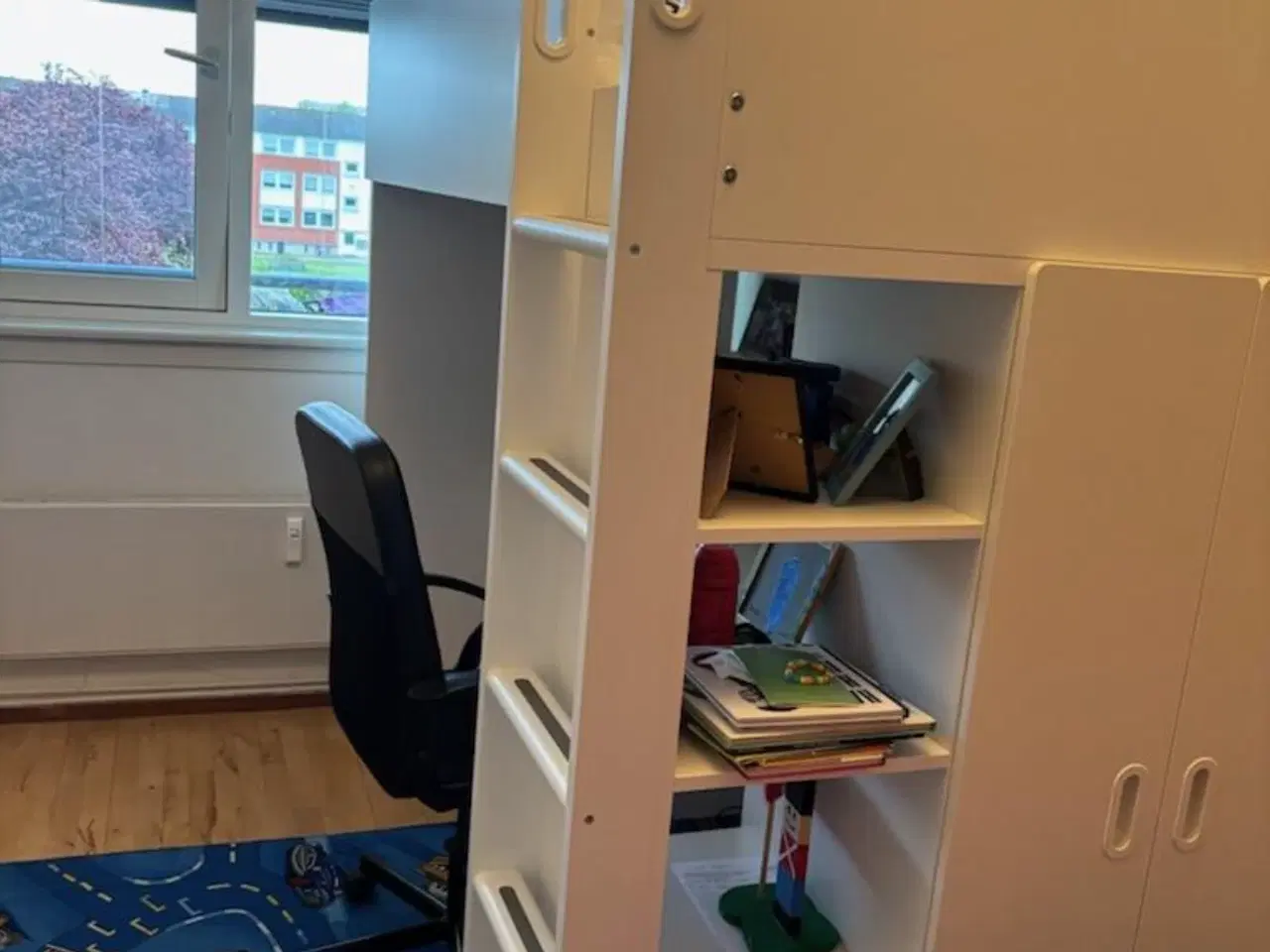 Billede 3 - Børneseng med skrivebord