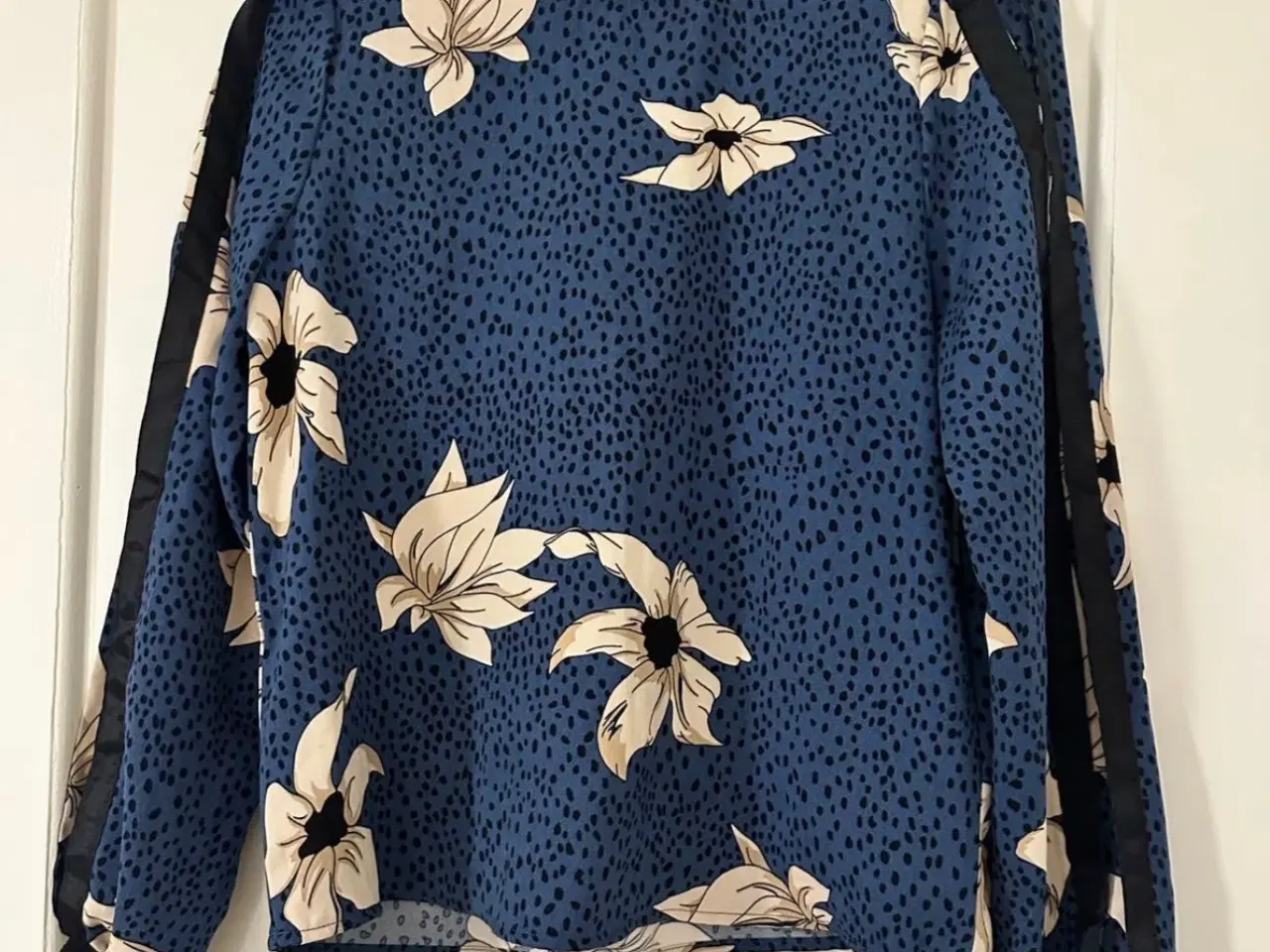 Billede 1 - Only blå mønsteret bluse - str. 34