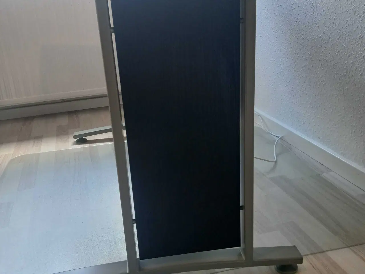 Billede 5 - Robust og solidt Skrivebord i sort træ