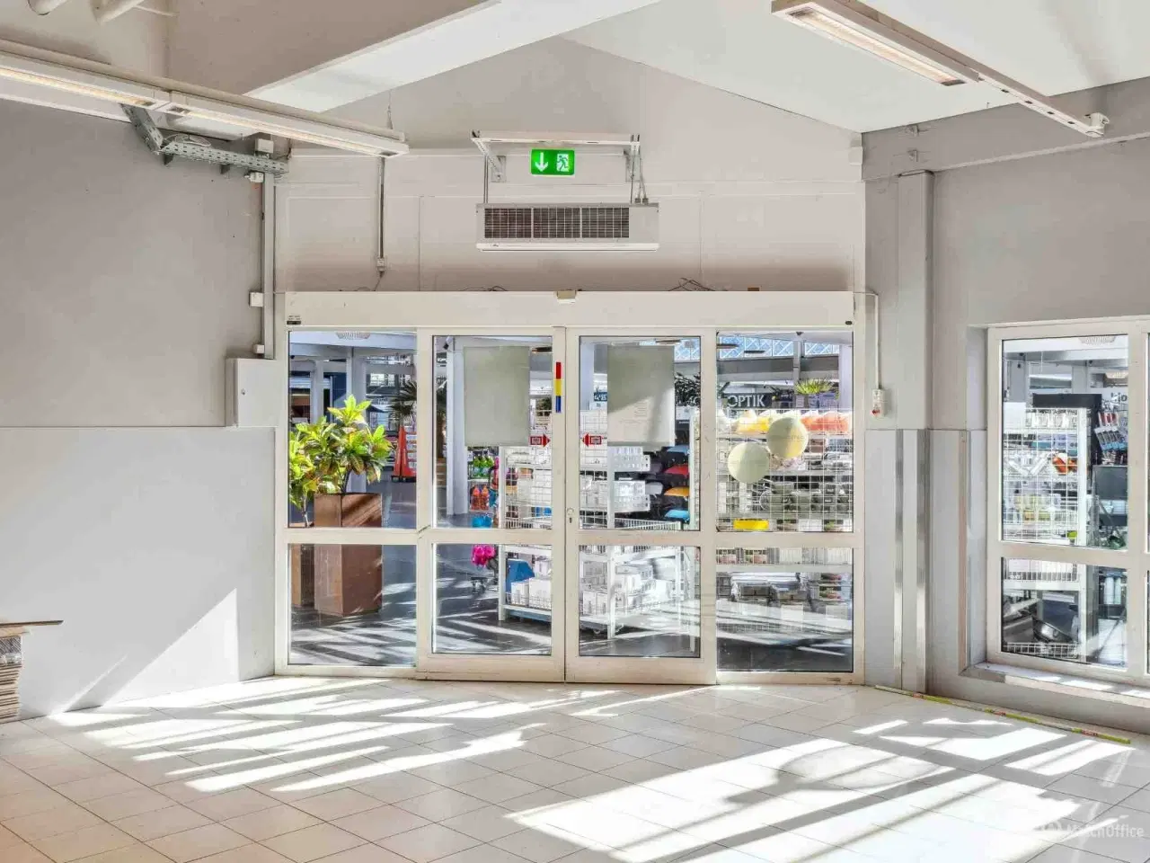 Billede 1 - 994m2 butikslejemål i Greve Midtby Center
