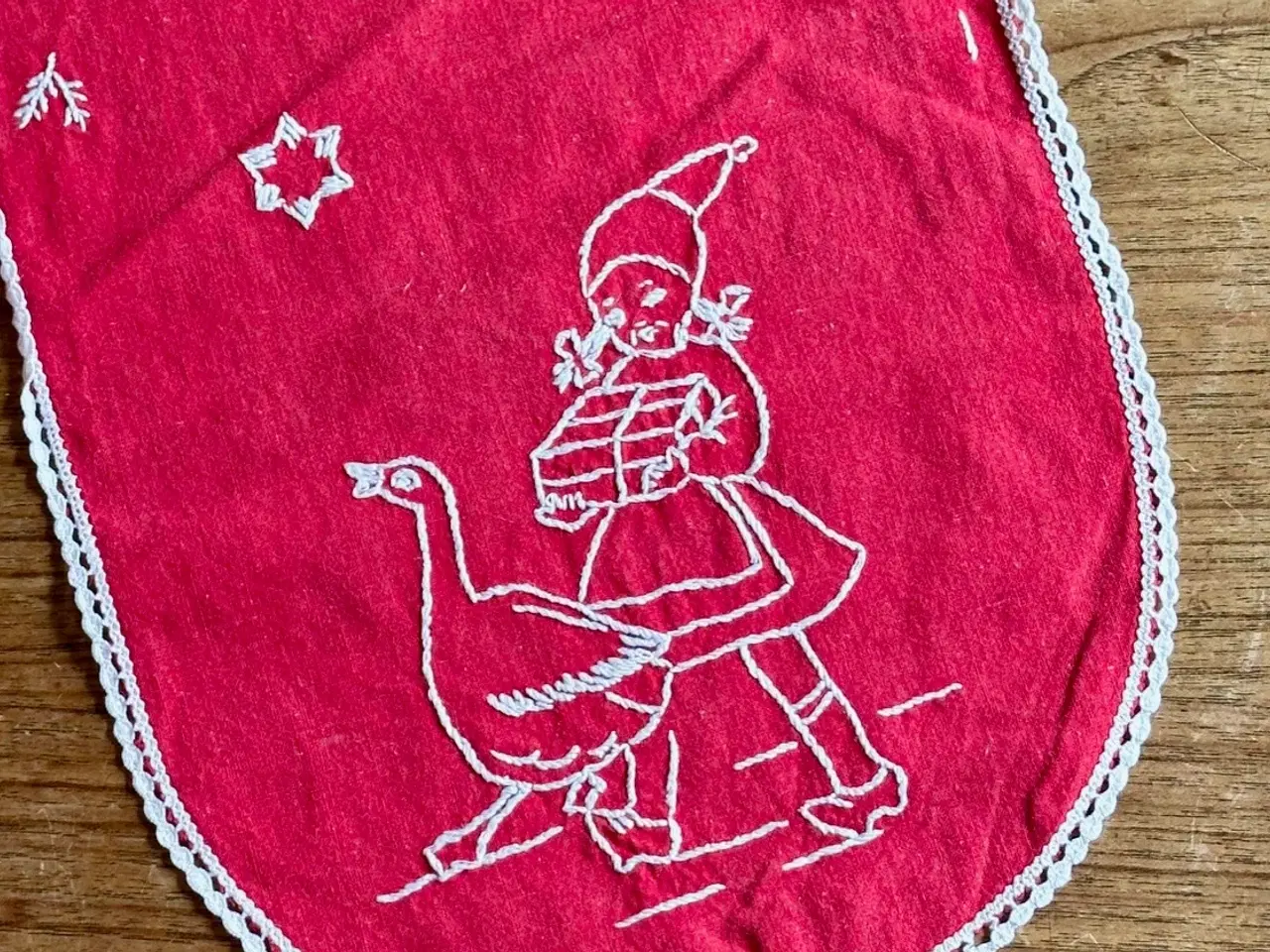 Billede 4 - Håndbroderet bordløber, 57 x 23,5 cm