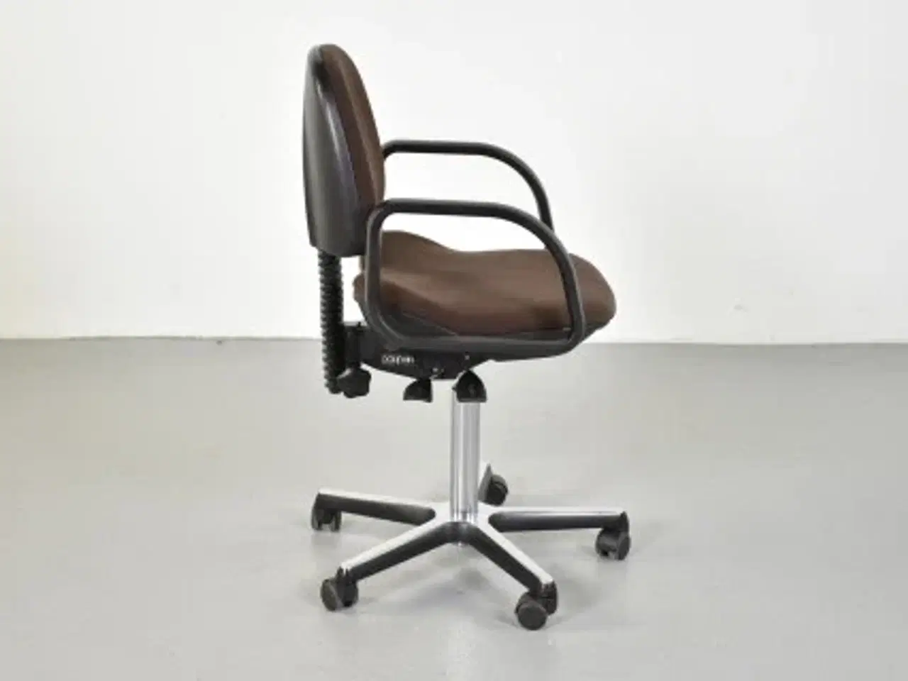 Billede 4 - Dauphin kontorstol med brunt polster og sorte armlæn