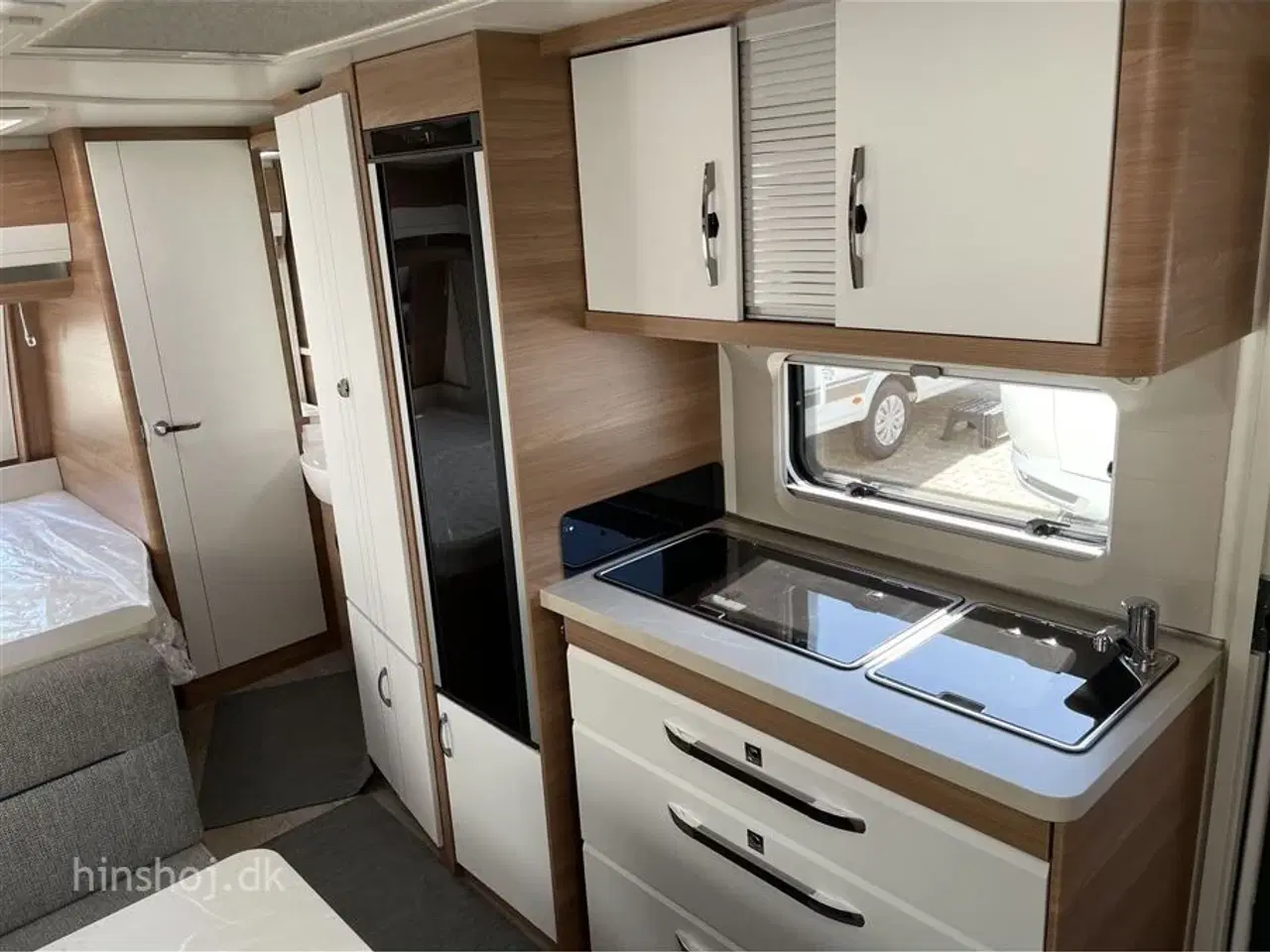 Billede 17 - 2023 - Hobby De Luxe 560 KMFe   Hobby 560 KMFe med dobbeltseng og 3 køjer fra Hinshøj Caravan A/S