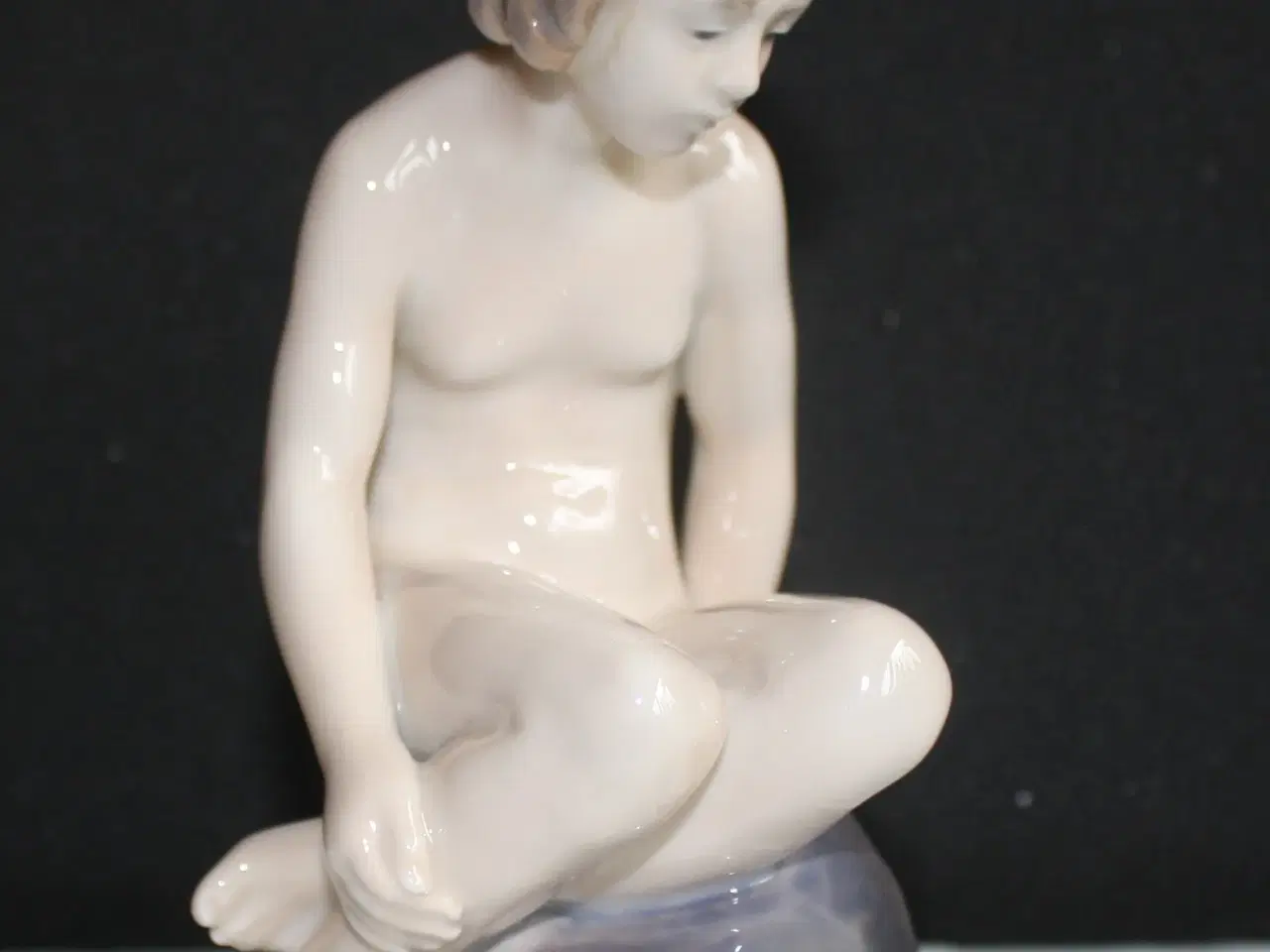 Billede 3 - Pige på sten, figur fra Royal Copenhagen