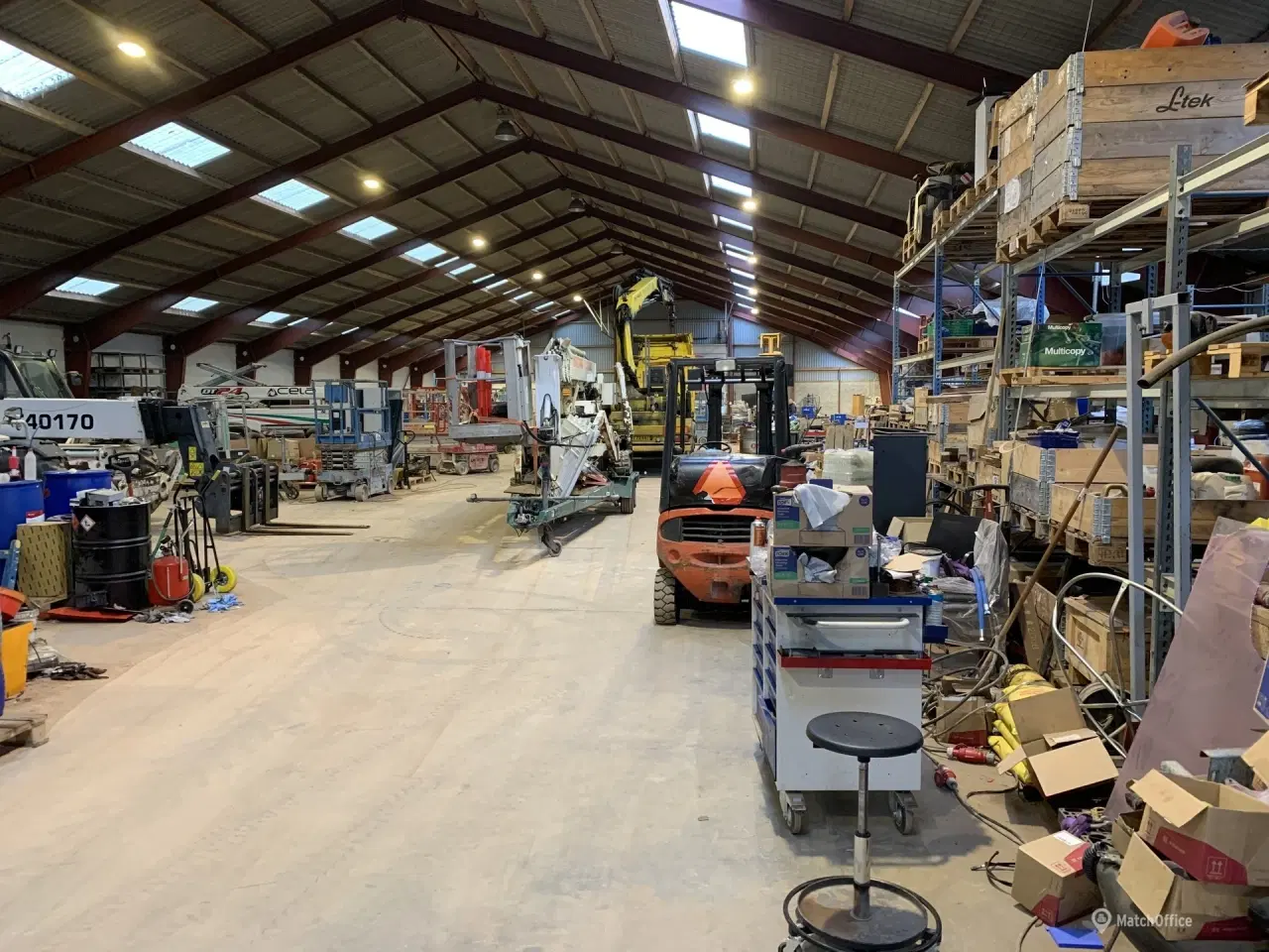 Billede 3 - Meget fin stor hal. Med fast gulv og uden søjler. med god beliggenhed