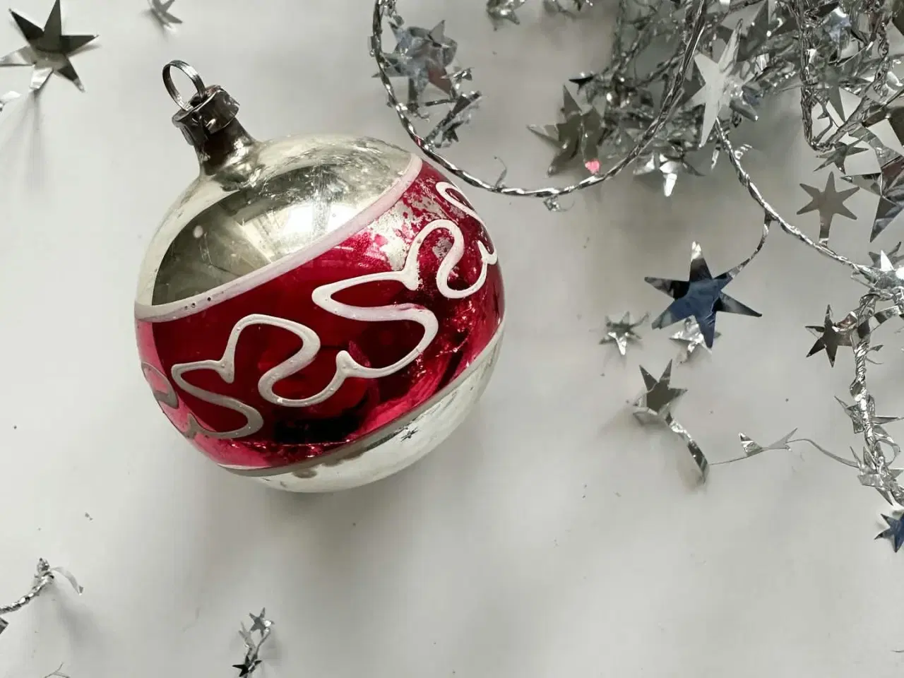 Billede 2 - Vintage julekugle, sølv m rød bort