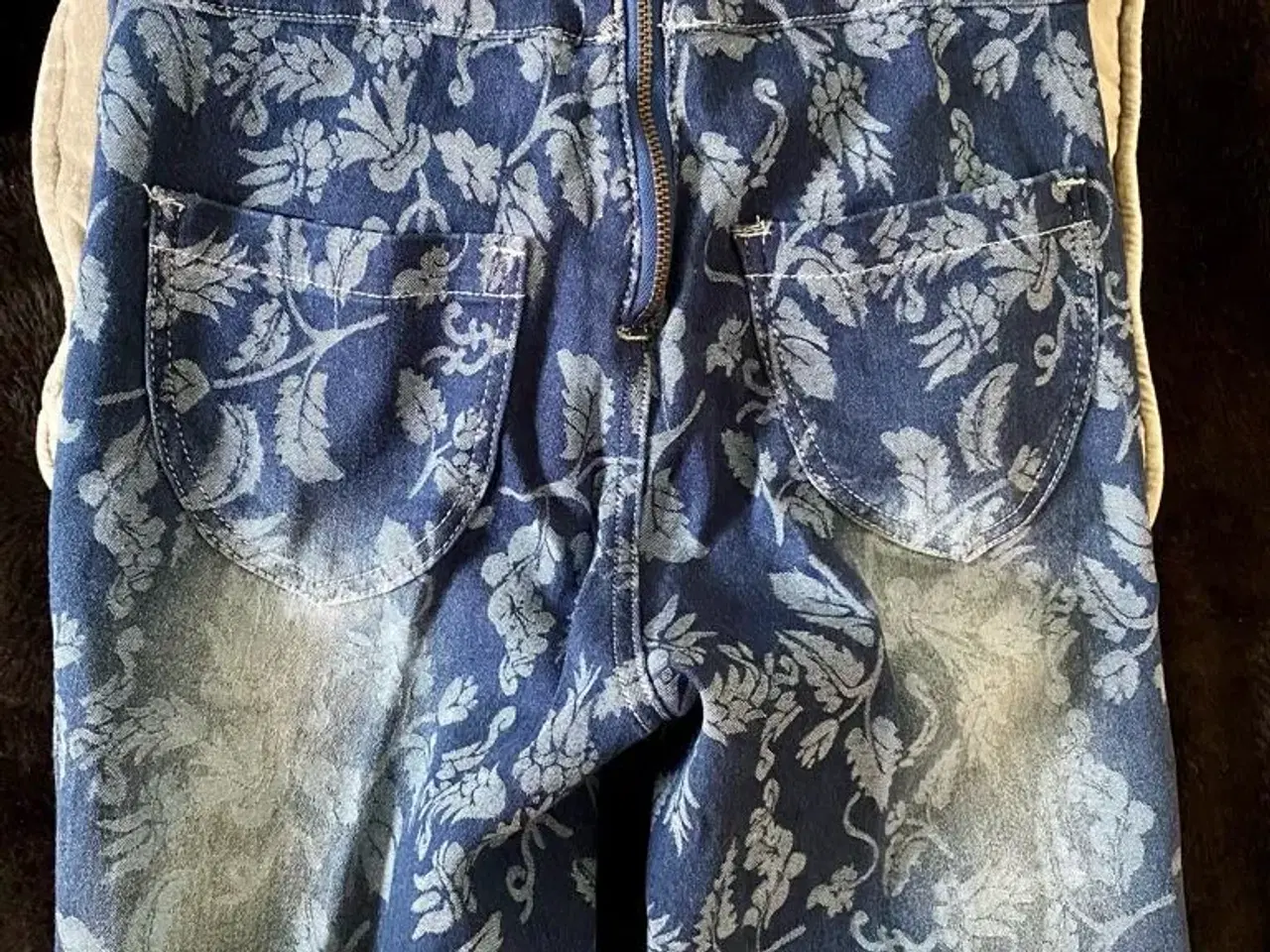 Billede 3 - Blomstret jeans til salg