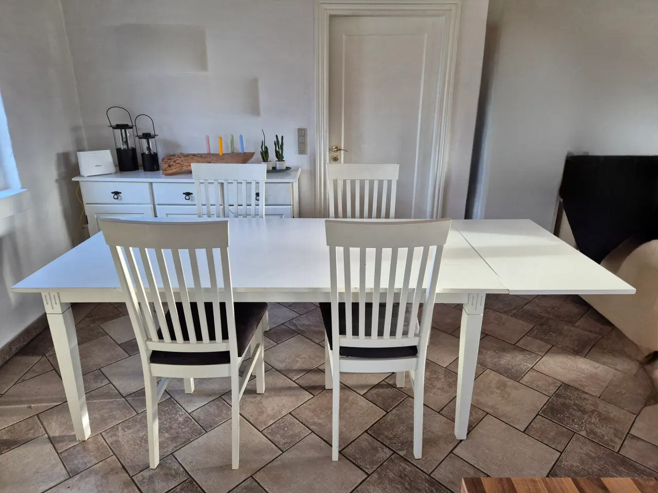 Billede 1 - Spisebord med 4 stole og tillægsplade + sofabord