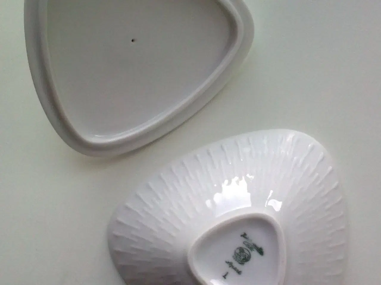 Billede 8 - Relief krukke m låg HVID retro design porcelæn