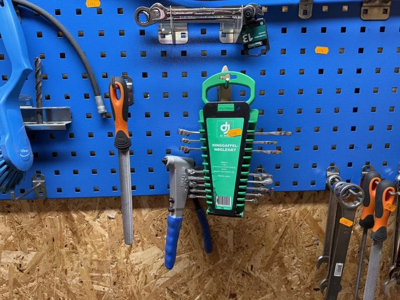 Billede 7 - Værktøjsvæg med diverse værktøj, bor m.m.