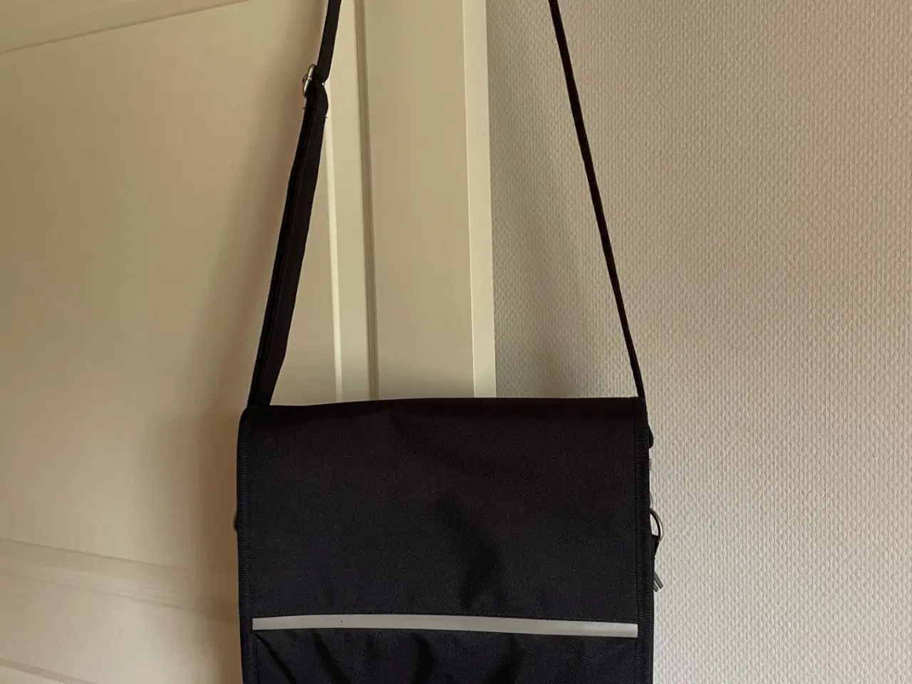Billede 1 - Skuldertaske med mange rum.