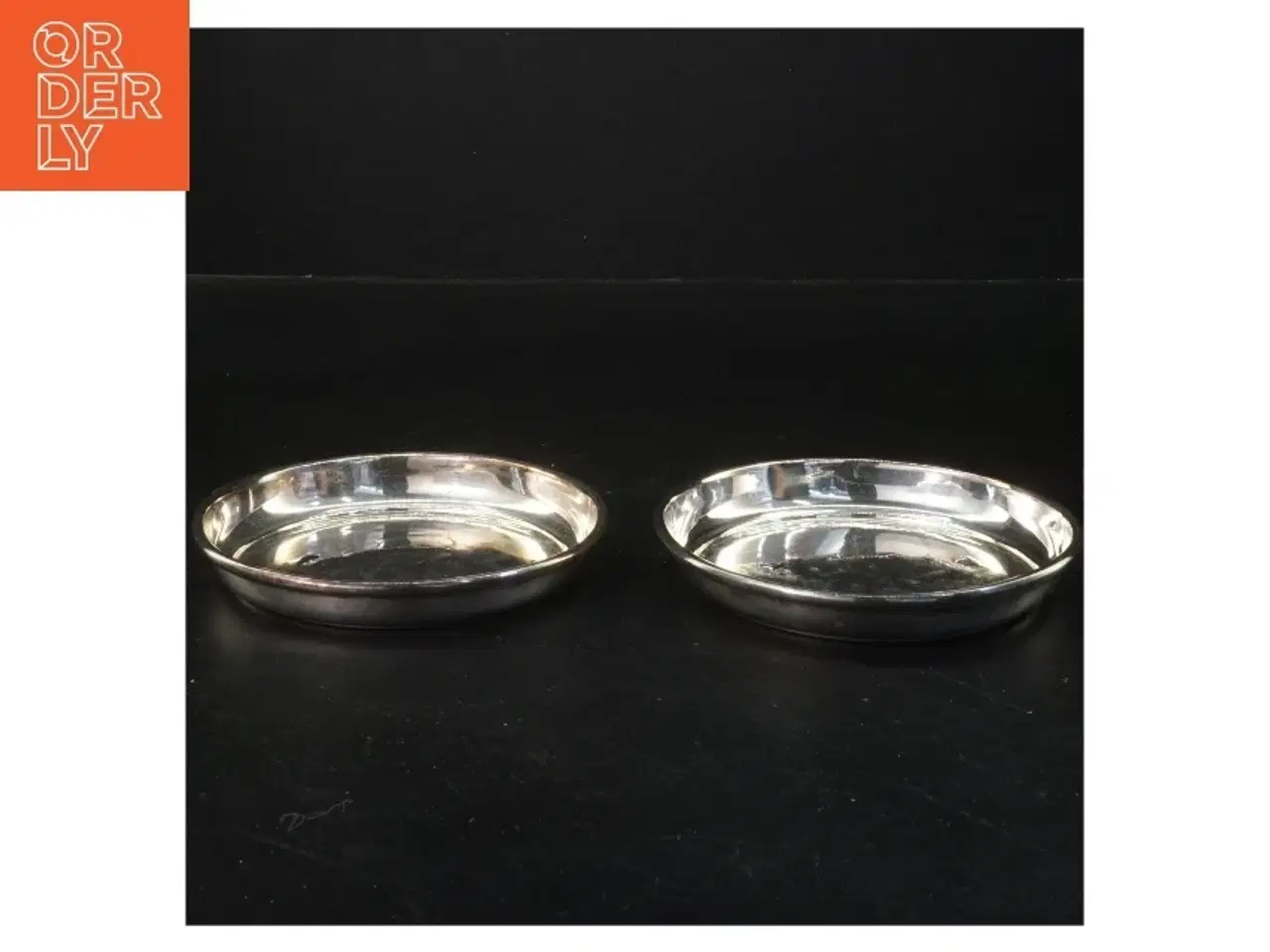 Billede 1 - Sæt af to sølvplader (str. Ø 13x1,5 cm)